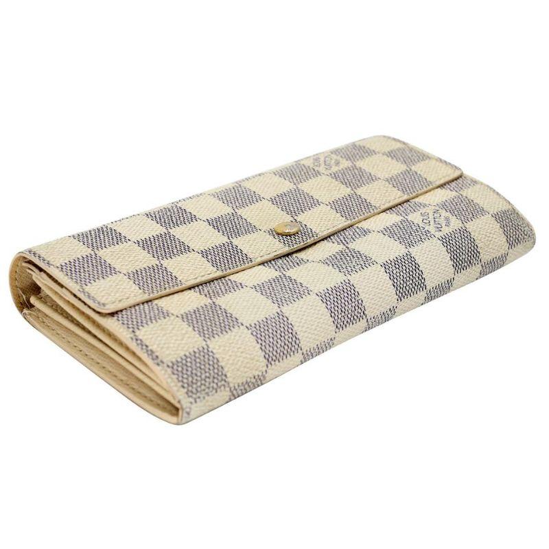 Louis Vuitton Azur Canvas Sarah GM Long Wallet LV-W0107P-0004

This Louis Vuitton Damier Azur Canvas Sarah Wallet is the most elegant way to organize your essentials like your bills, currency, credit cards and plenty of coins. This delightful piece