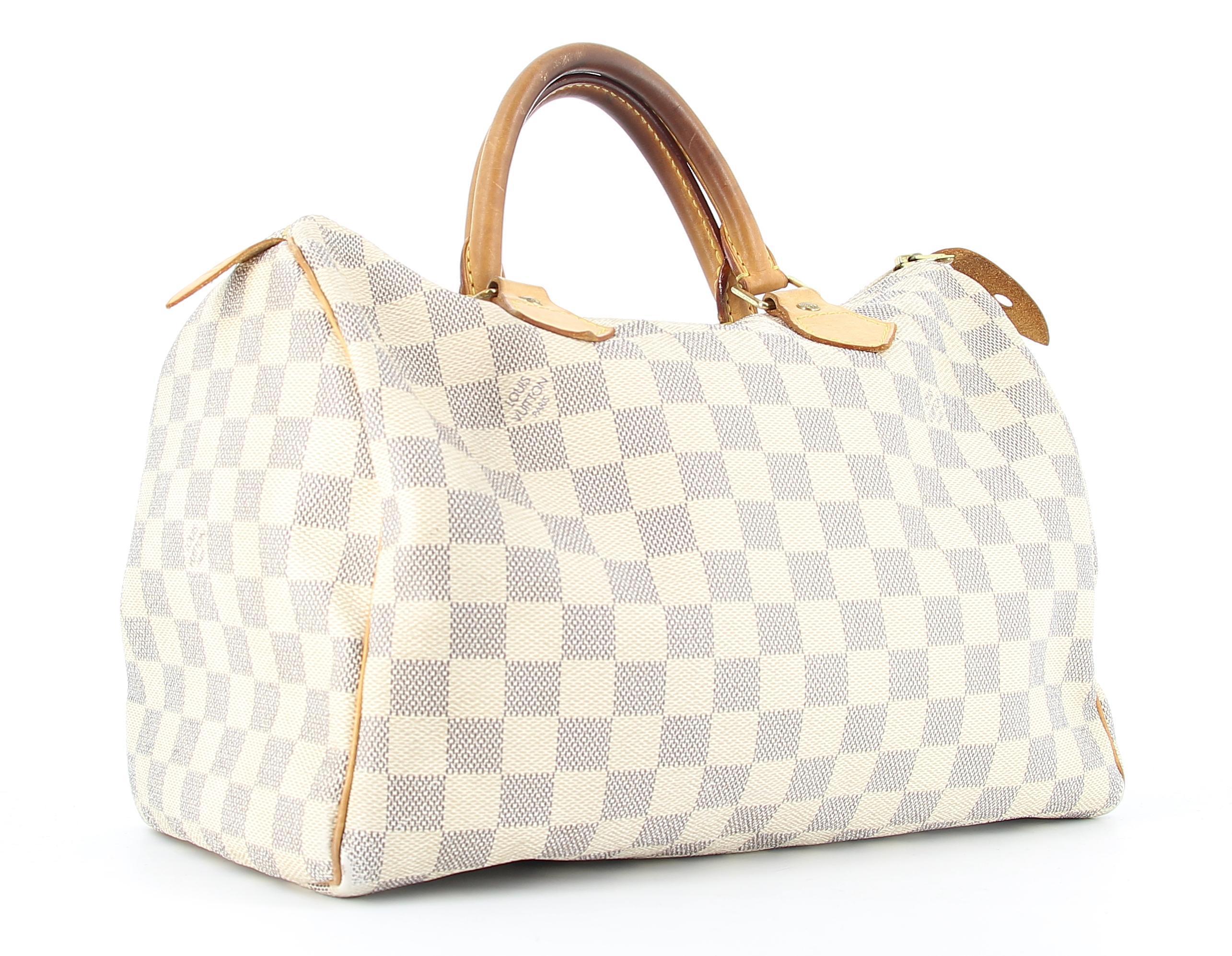 Louis Vuitton Speedy Bag aus Damier Azur Canvas.
Braune Cavas, goldfarbene Metallbeschläge. Kommt mit einem Kadenas und Schlüssel.
Guter Zustand, leichte Gebrauchsspuren und Abnutzung an den Ecken, deutliche Patina an den Griffen
Verpackung:Opulence