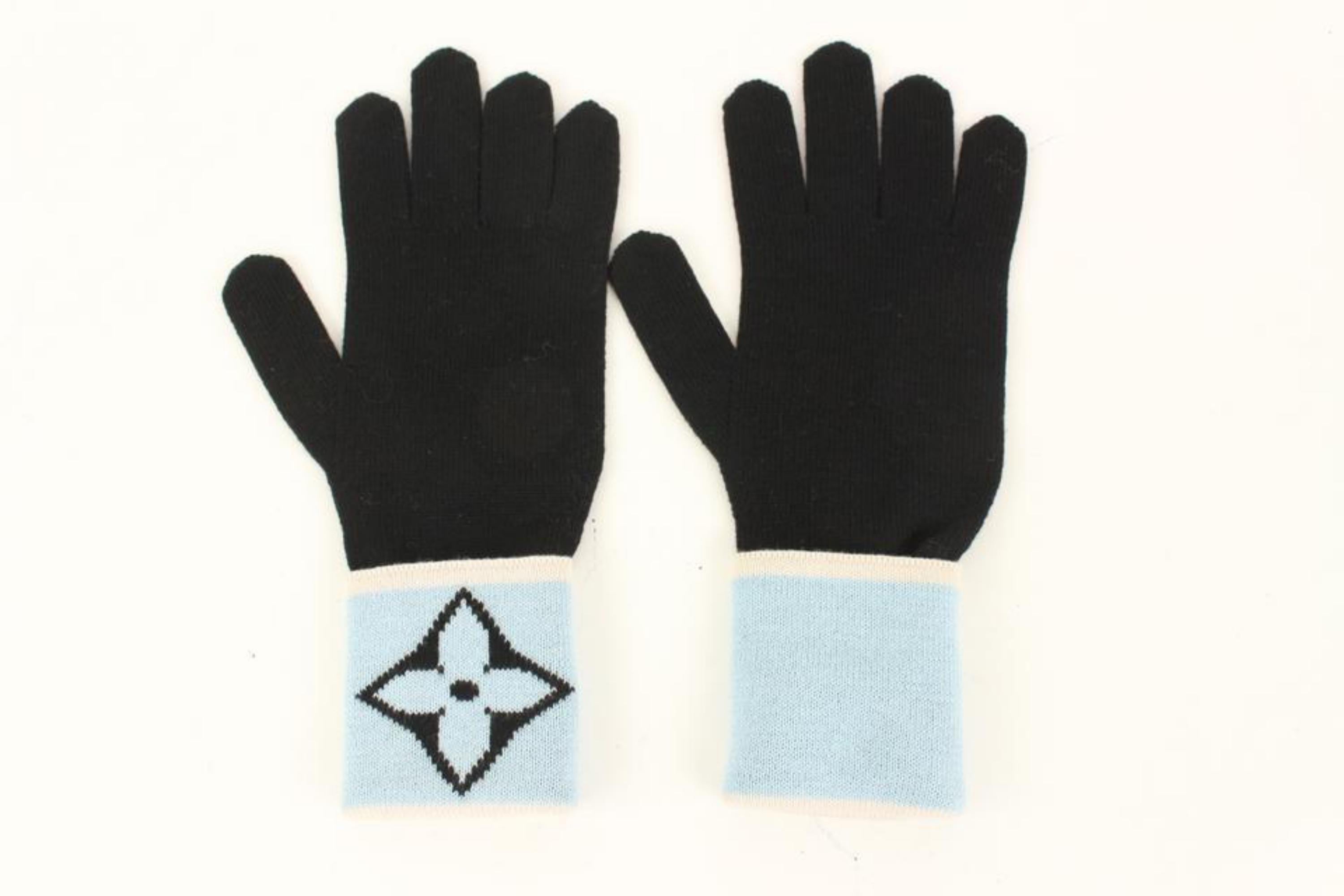 Louis Vuitton Baby Blue x Black Fleur Logo Gloves 49LZ414S
Date Code/Serial Number: MY0136 M70445
Made In: Italy
Measurements: Length:  5.2