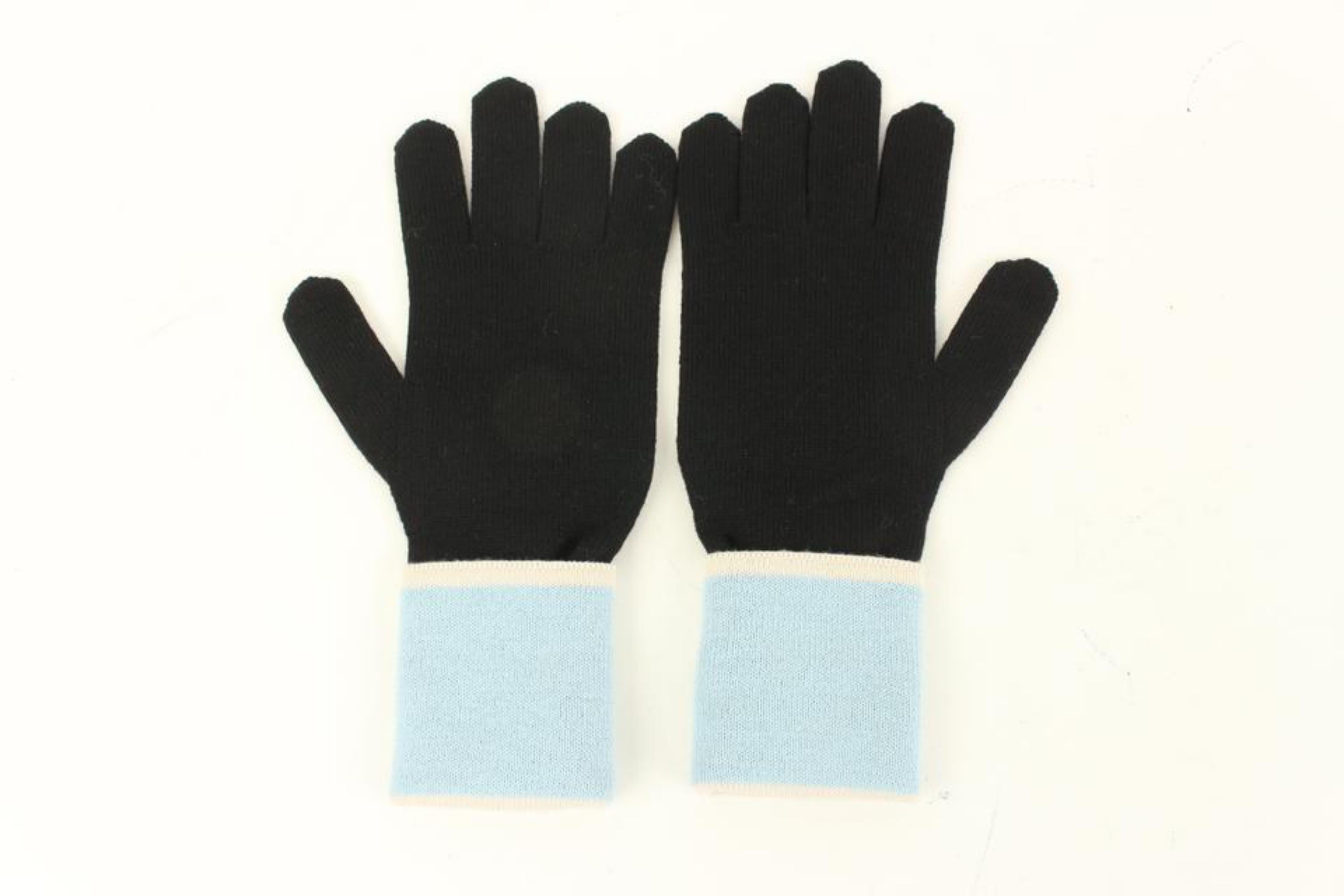 Louis Vuitton Baby Blue x Black Fleur Logo Gloves 49LZ414S In Excellent Condition For Sale In Dix hills, NY