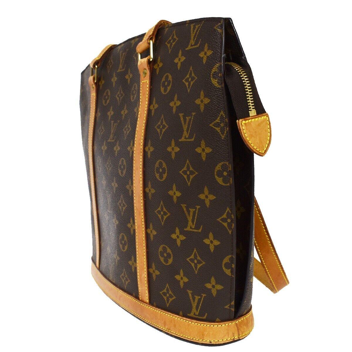 Marca: Louis Vuitton
Modello: Babilonia
Colore: marrone
Materiale: tela
Dimensioni: L 35 x A 30 x P 11 cm
Numero di serie: MB0999
Paese di origine: Francia
Condizione: AB - buone condizioni.

CONDIZIONI AB: Buone - sono presenti macchie leggermente