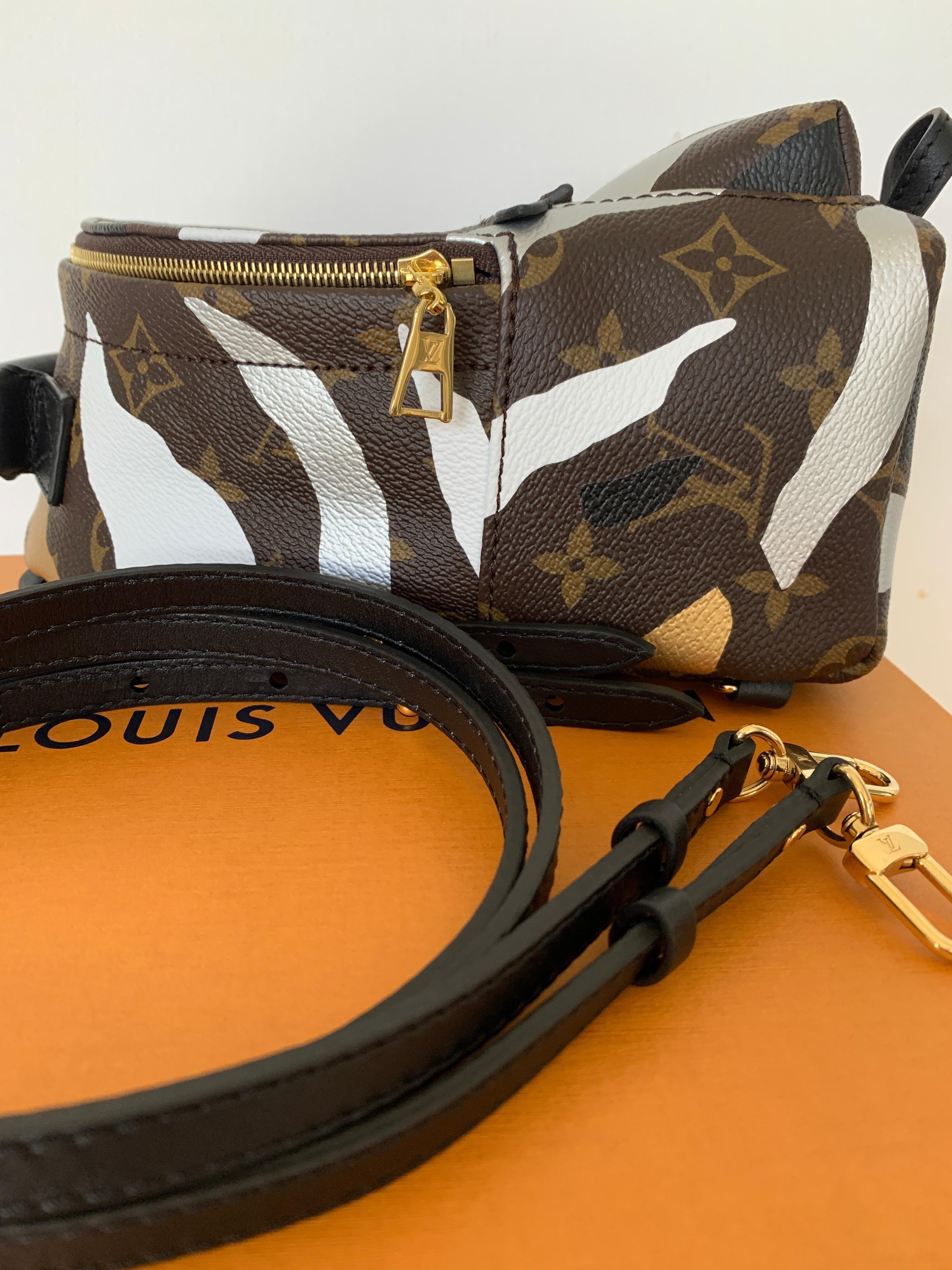 Louis Vuitton 
League of Legends 
LVxLoL
Be First!
6.69 x 8.66 x 3.94 inches
(Length x Height x Width)
Gold / Silver
Monogram coated canvas
Cowhide-leather trim
Microfiber lining
Gold-color hardware
Top handle
2 removable, adjustable leather