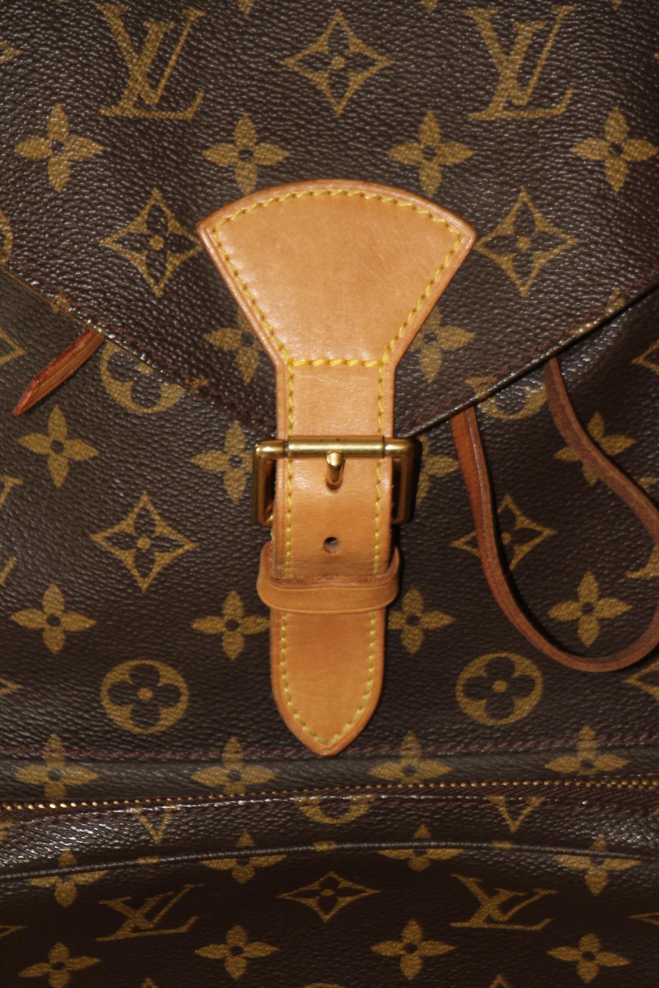 Ce magnifique sac à dos Louis Vuitton présente des pièces en toile monogramme et en cuir délicatement tanné.
Il est doté de ferrures dorées, de deux confortables bandoulières réglables en coton et en cuir et d'une poignée supérieure en cuir, ainsi