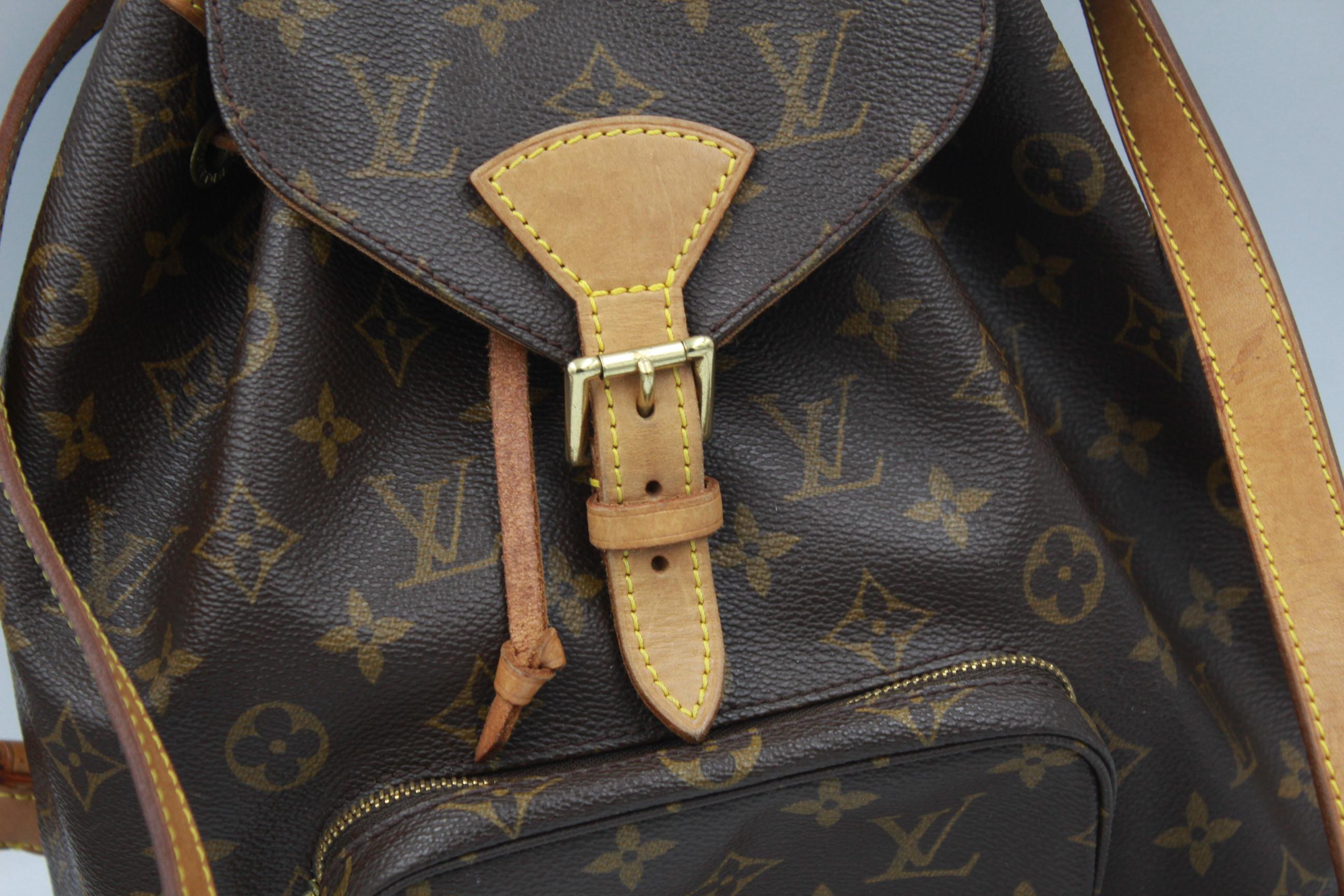 Vintage Louis Vuitton Montsouris backpack in monogram canvas. Size 28x25 cm. Goood condition but it presents signs of wear due to its age