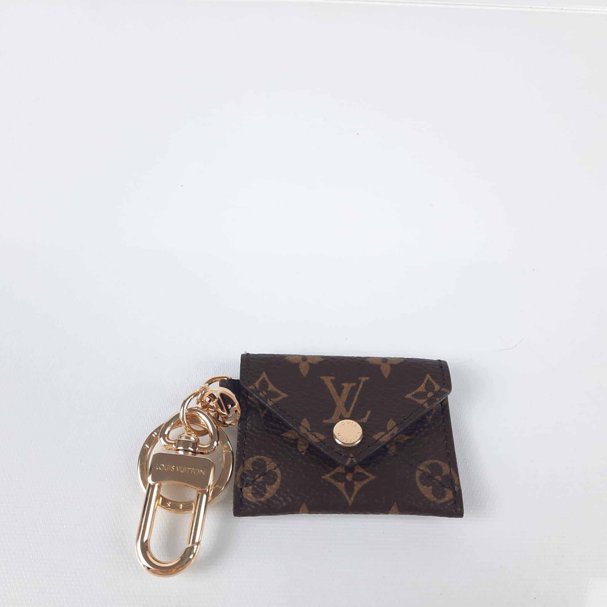 This Kirigami bag charm and pouch key ring is characterized by a functional and elegant design. Dressed in iconic Monogram canvas, this model features a pocket closed by a press stud. Noteworthy details include a suede calfskin lining and several