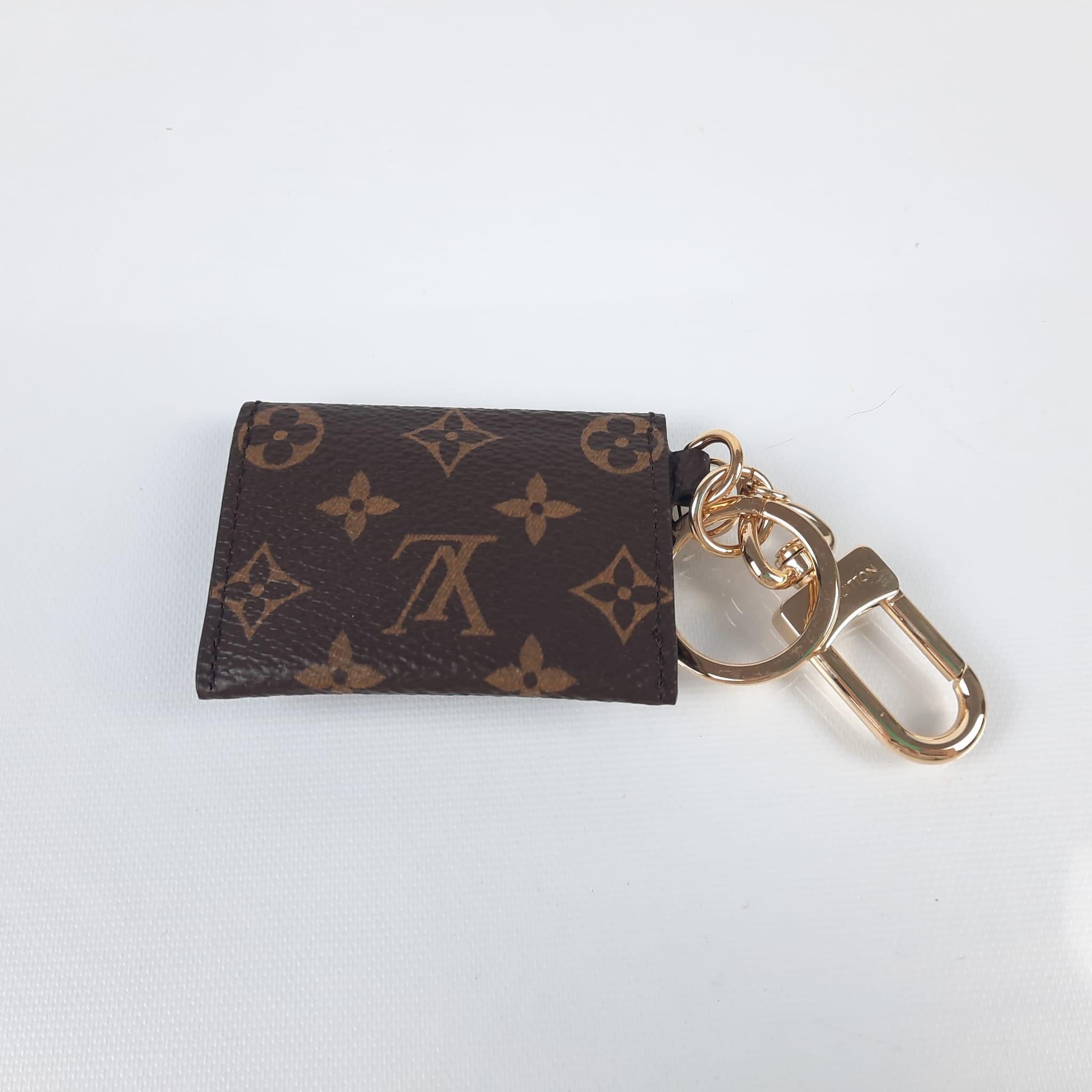 Louis Vuitton Bag charm and Kirigami pouch key ring monogram In New Condition For Sale In Nicosia, CY