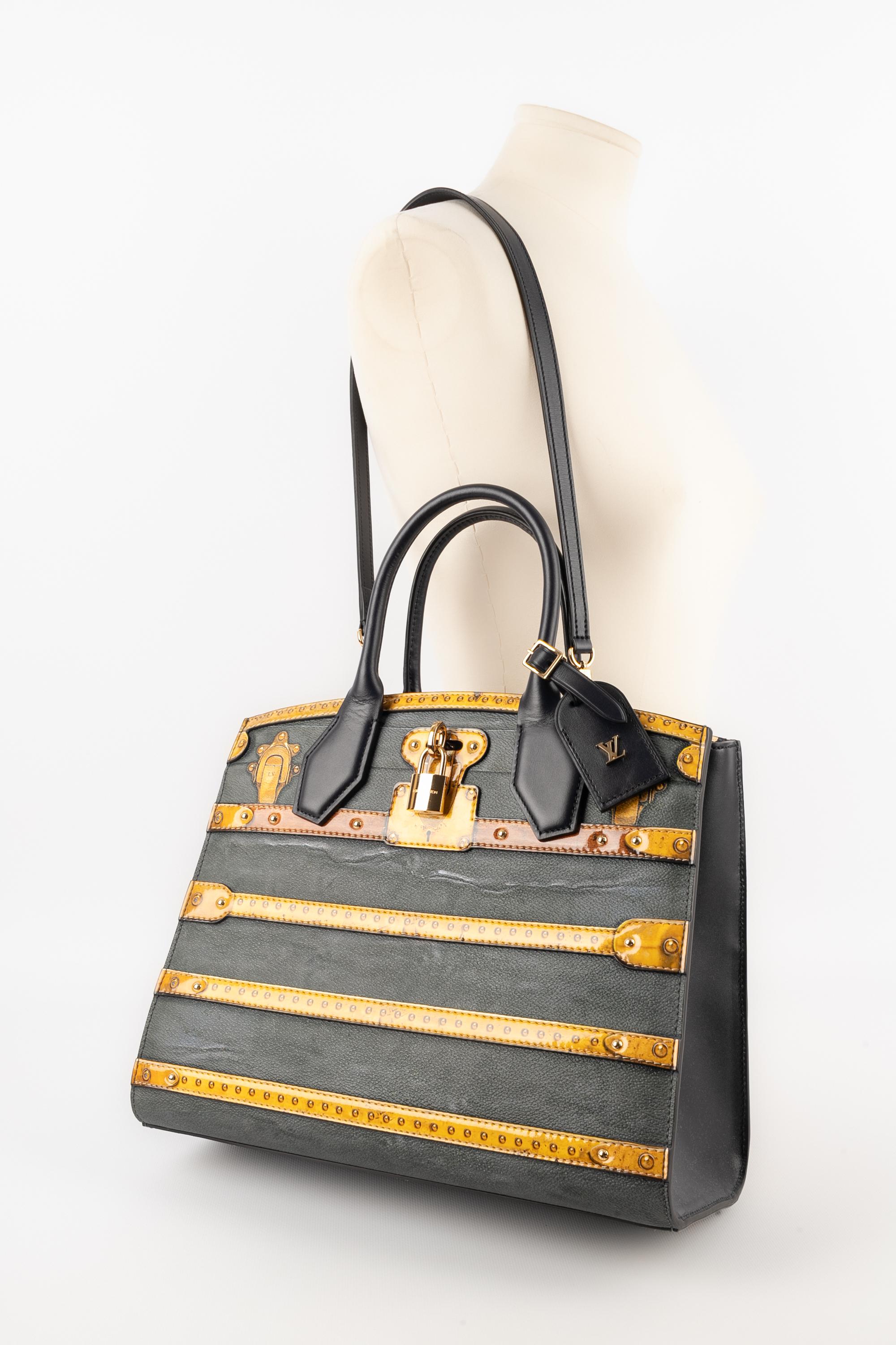LOUIS VUITTON - (Made in France) Grey and black calfskin bag with yellow patent. Golden metal elements. 2018 Fall-Winter Collection.

Condition:
Very good condition

Dimensions:
Length: 30 cm - Height: 24 cm - Depth: 11 cm - Handle: 30 cm

S200