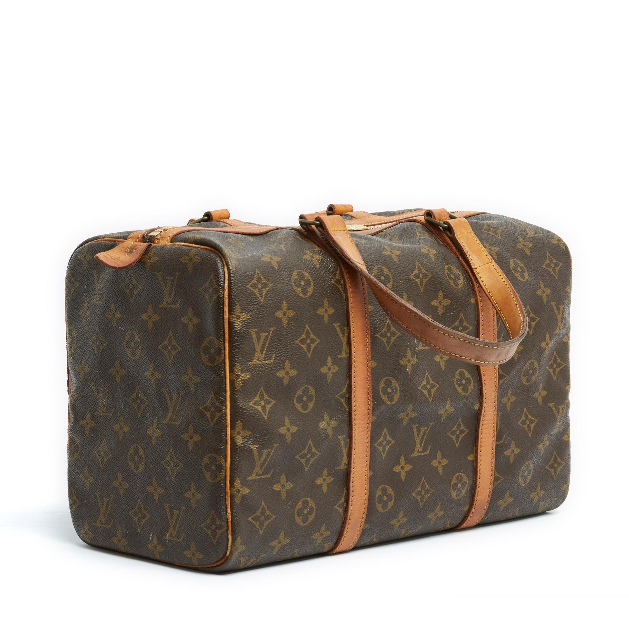 Louis Vuitton Speedy style 35 rectangular bag, in monogram canvas, natural leather and gold metal, brown canvas interior, double slider zip closure, keys, padlock, 2 simple leather handles for carrying in the hand. Width 35 cm x height 22 cm x depth