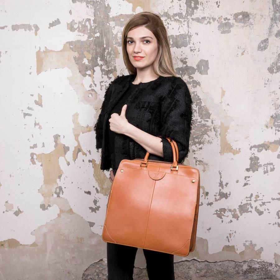 Louis Vuitton bag in gold leather. Gold metal hardware. Double zipper closure.
Included : padlocks and keys.

The interior is in brick color suede with three patch pockets. Worn by hand with two handles.

It is ideal for storing a computer or