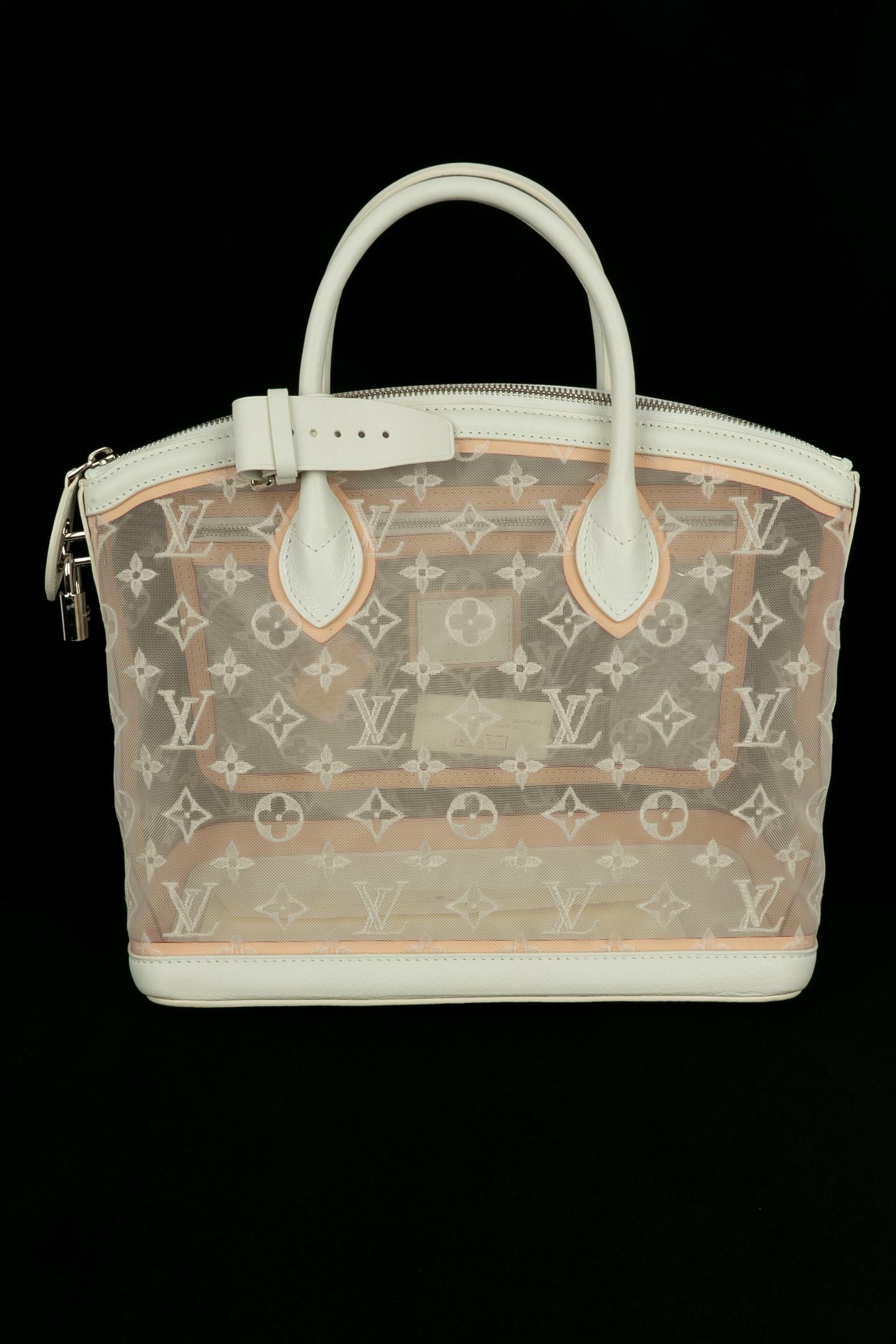 LOUIS VUITTON - (Made in Italy) Monogram tulle canvas bag with white leather, silvery metal, and a padlock with its keys. 2012 Spring-Summer Collection under the direction of Marc Jacobs.

Condition:
Very good condition

Dimensions:
Length: 33 cm -