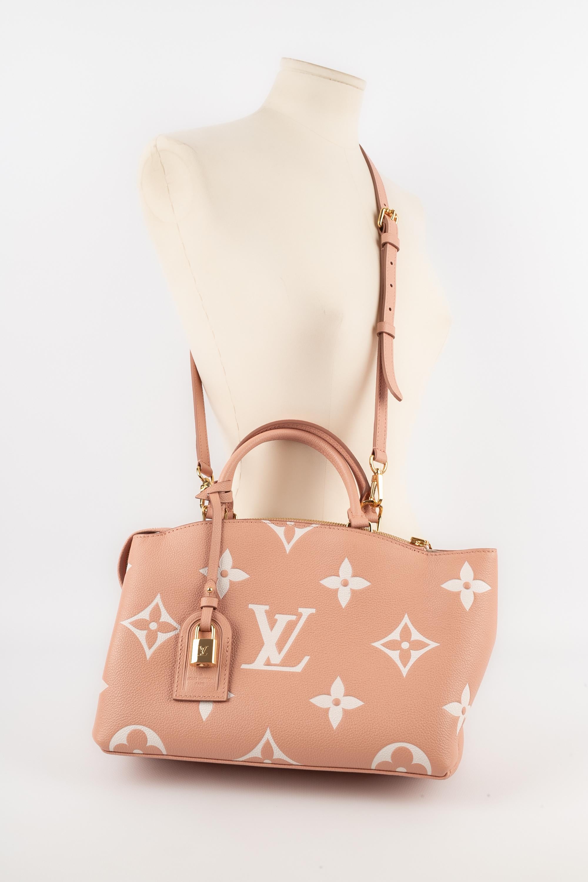 LOUIS VUITTON - (Made in Spain) Monogram calf leather bag with Giant pink and white print. Golden metal elements and suede inside. 2022 Collection.

Condition:
Very good condition

Dimensions:
Height: 18 cm - Length: 29 cm - Depth: 12.5 cm - Handle