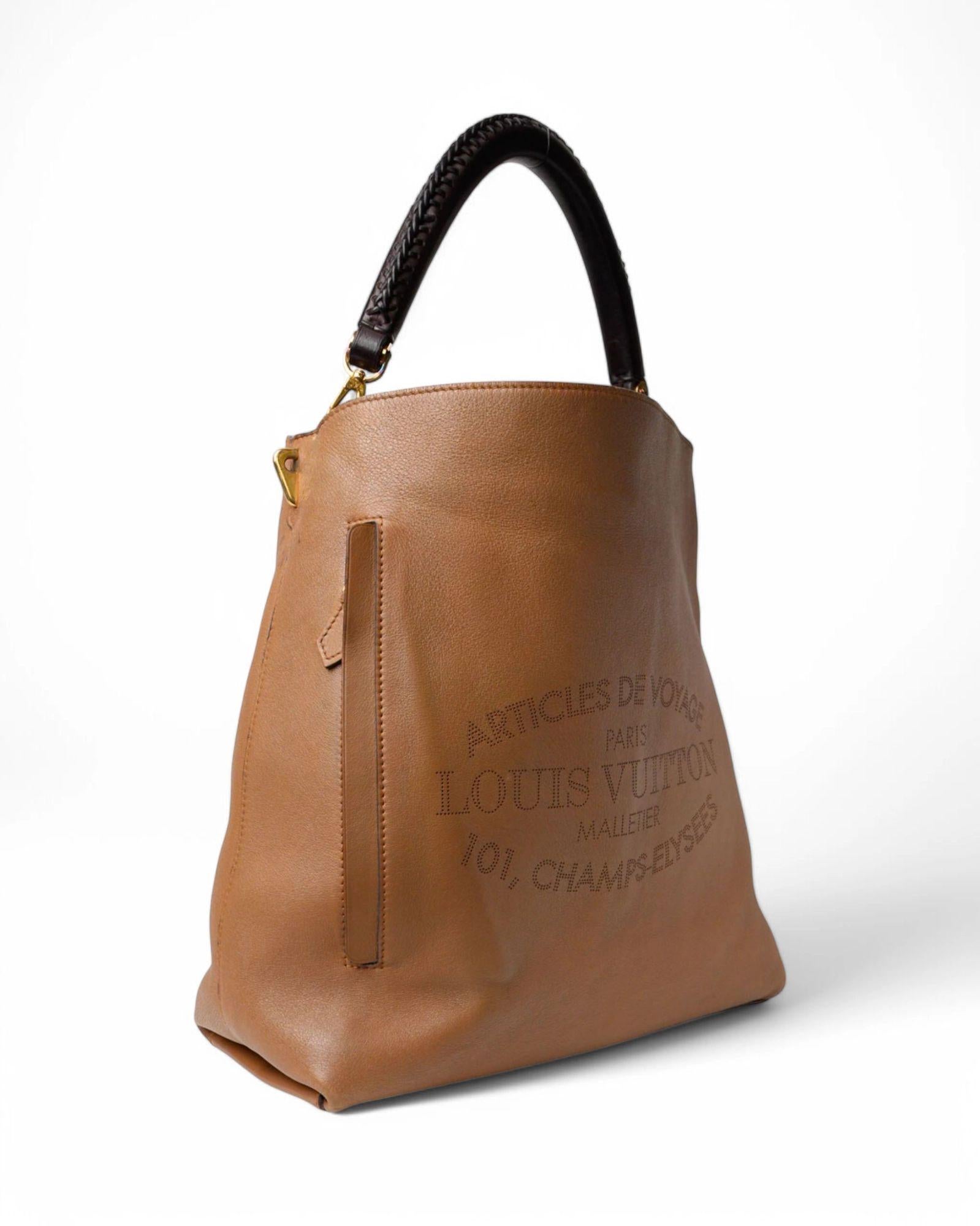Sac Bagatelle de Louis Vuitton en taille GM, en cuir taurillon de couleur noisette, avec des ferrures dorées. Il n'a pas de fermeture, il est doublé intérieurement en tissu daim marron avec des poches pratiques, le sac est très spacieux. Équipé