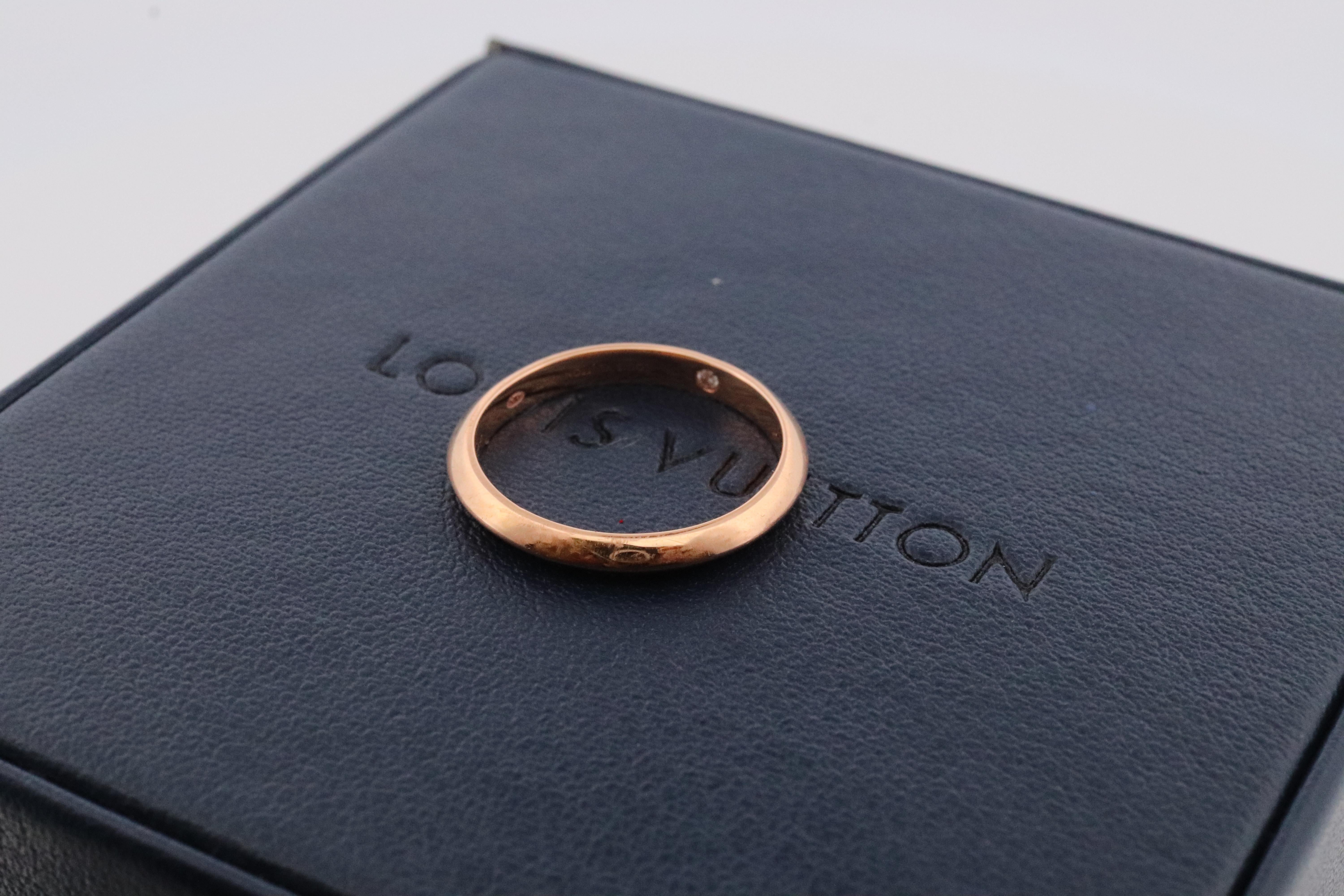 Louis Vuitton 18k Yellow gold Band.

Diamond inside. 2.5mm width. 

Condition: Comes with original box, papers and other box.

Details:

Size 5.5
2.5mm wide
2.2 grams