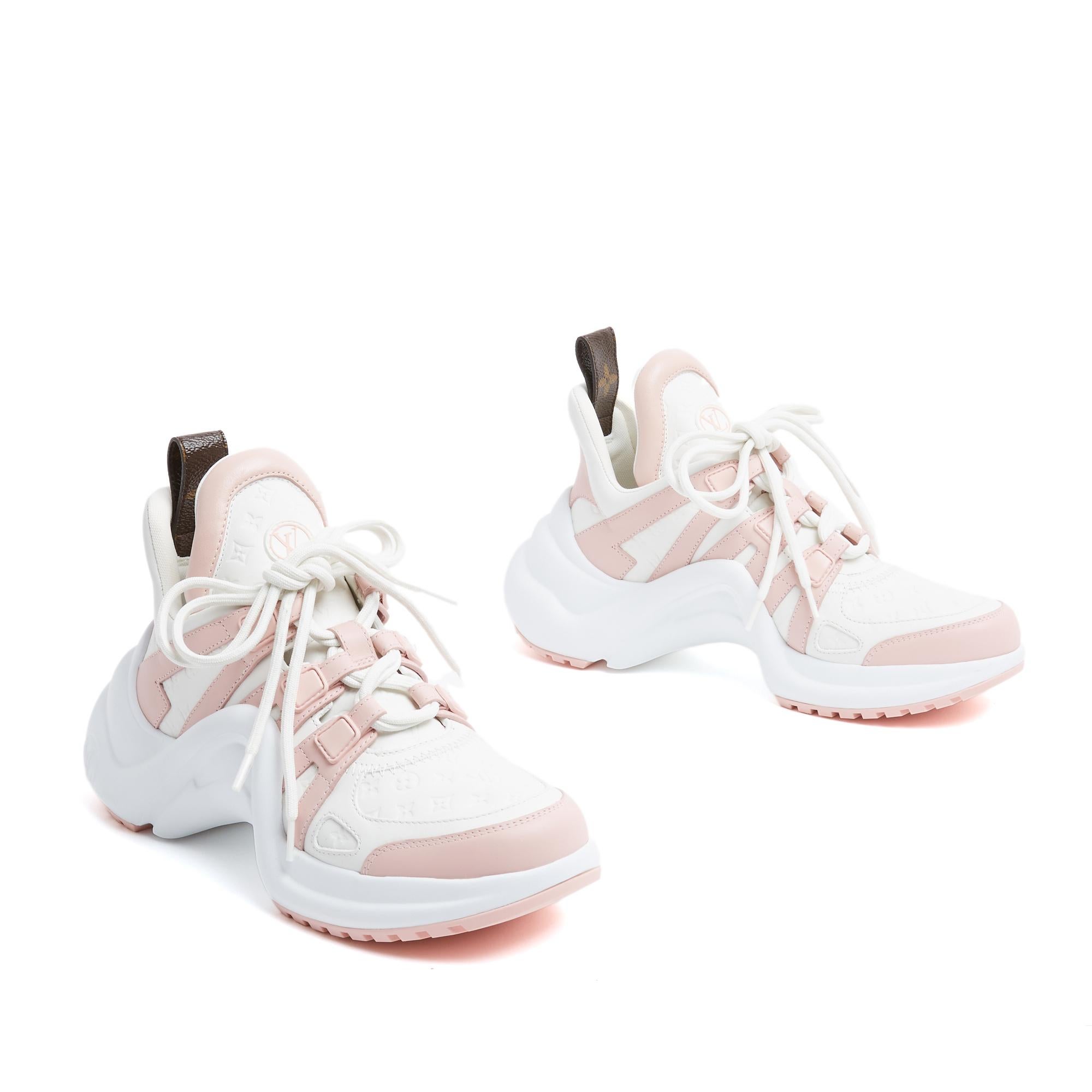 Sneakers Louis Vuitton Archlight in pelle bianca con monogramma LV e pelle rosa chiaro, con suola in gomma bianca. Taglia 37EU, ovvero UK4 o US6.5. Queste sneakers provengono da una vendita privata, ma non sono mai state indossate e sono così belle