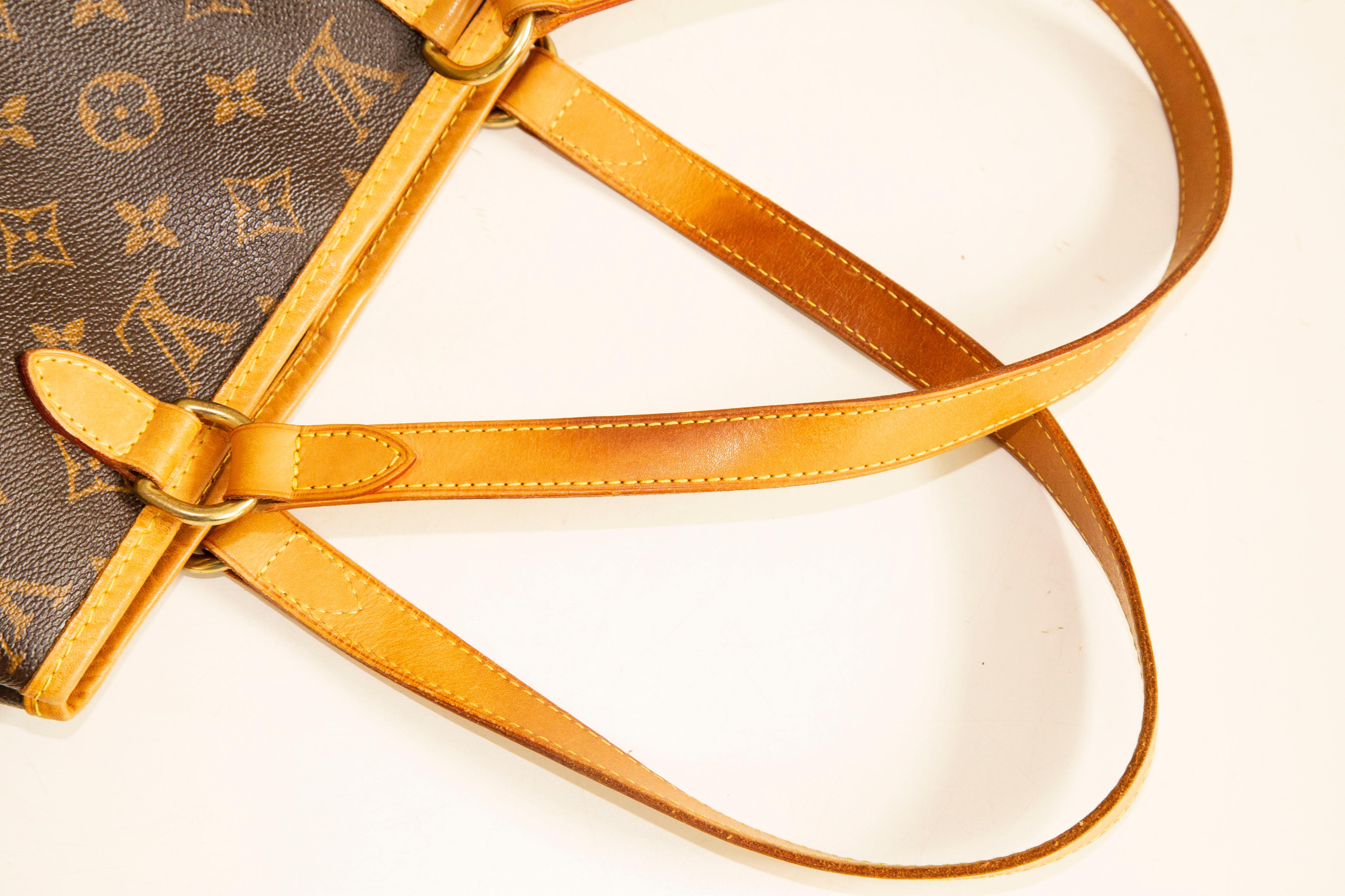Umhängetasche aus beschichtetem Segeltuch mit vertikalem Monogramm von Louis Vuitton Batignolles im Angebot 7