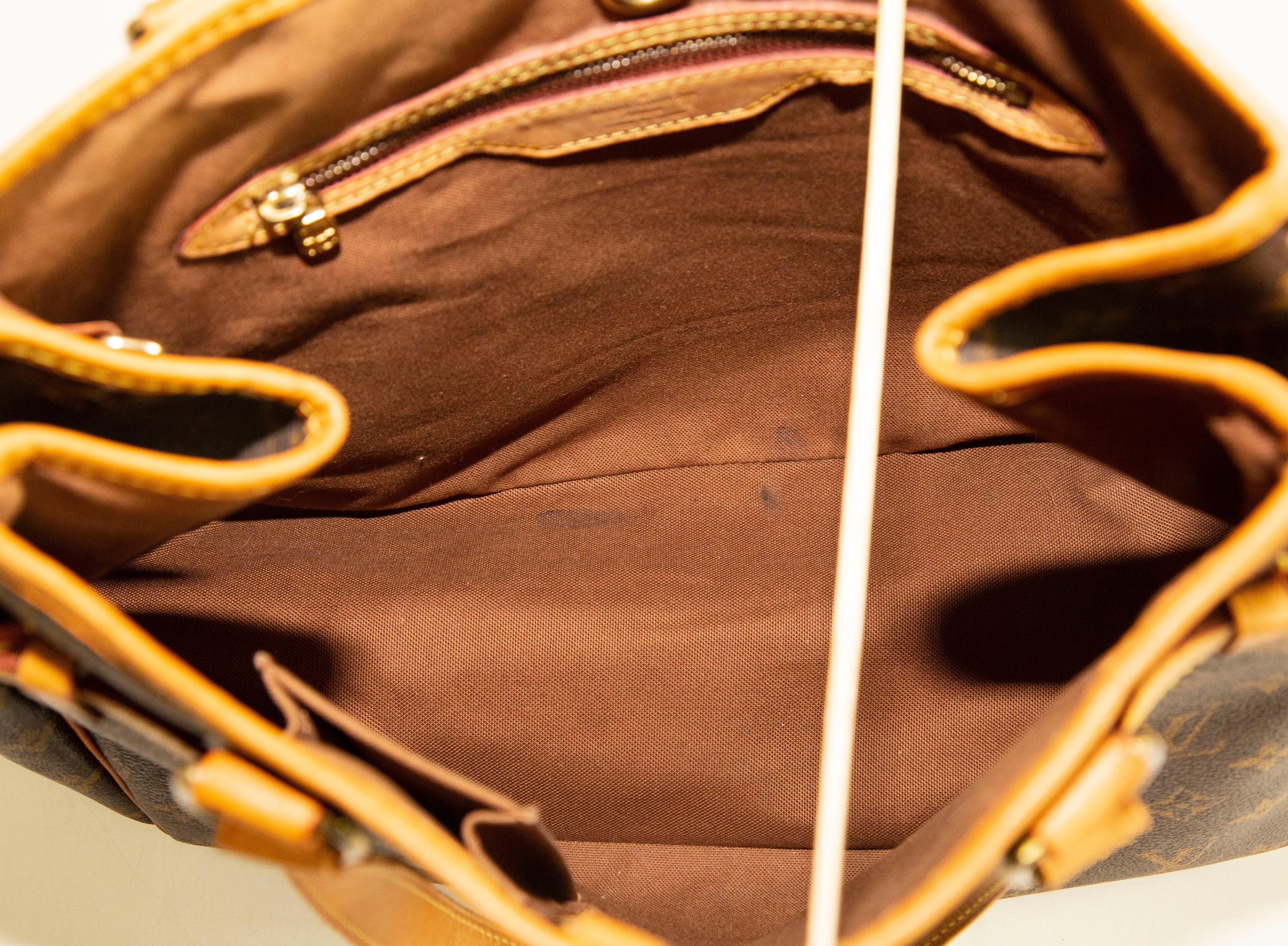Umhängetasche aus beschichtetem Segeltuch mit vertikalem Monogramm von Louis Vuitton Batignolles im Angebot 12
