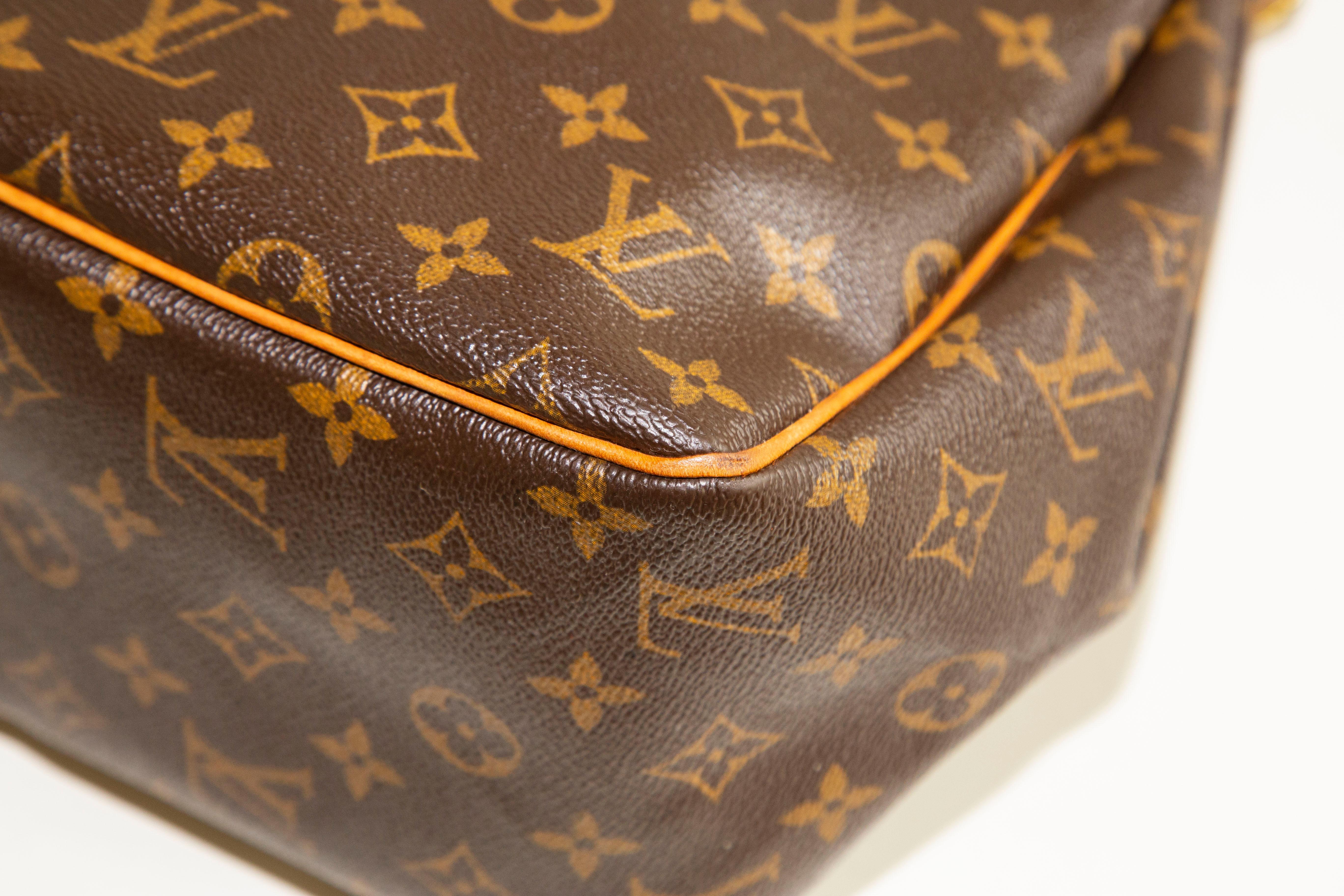 Umhängetasche aus beschichtetem Segeltuch mit vertikalem Monogramm von Louis Vuitton Batignolles im Angebot 2