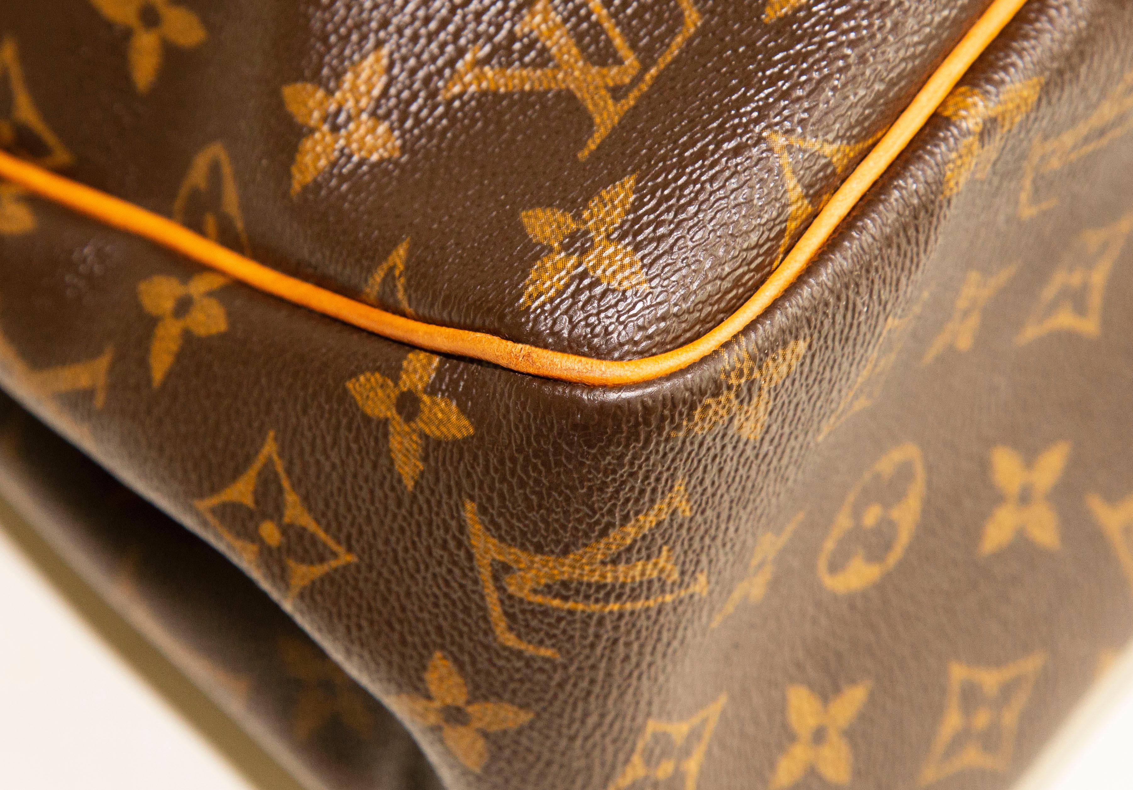 Louis Vuitton - Sac à bandoulière en toile enduite à monogramme vertical Batignolles en vente 1