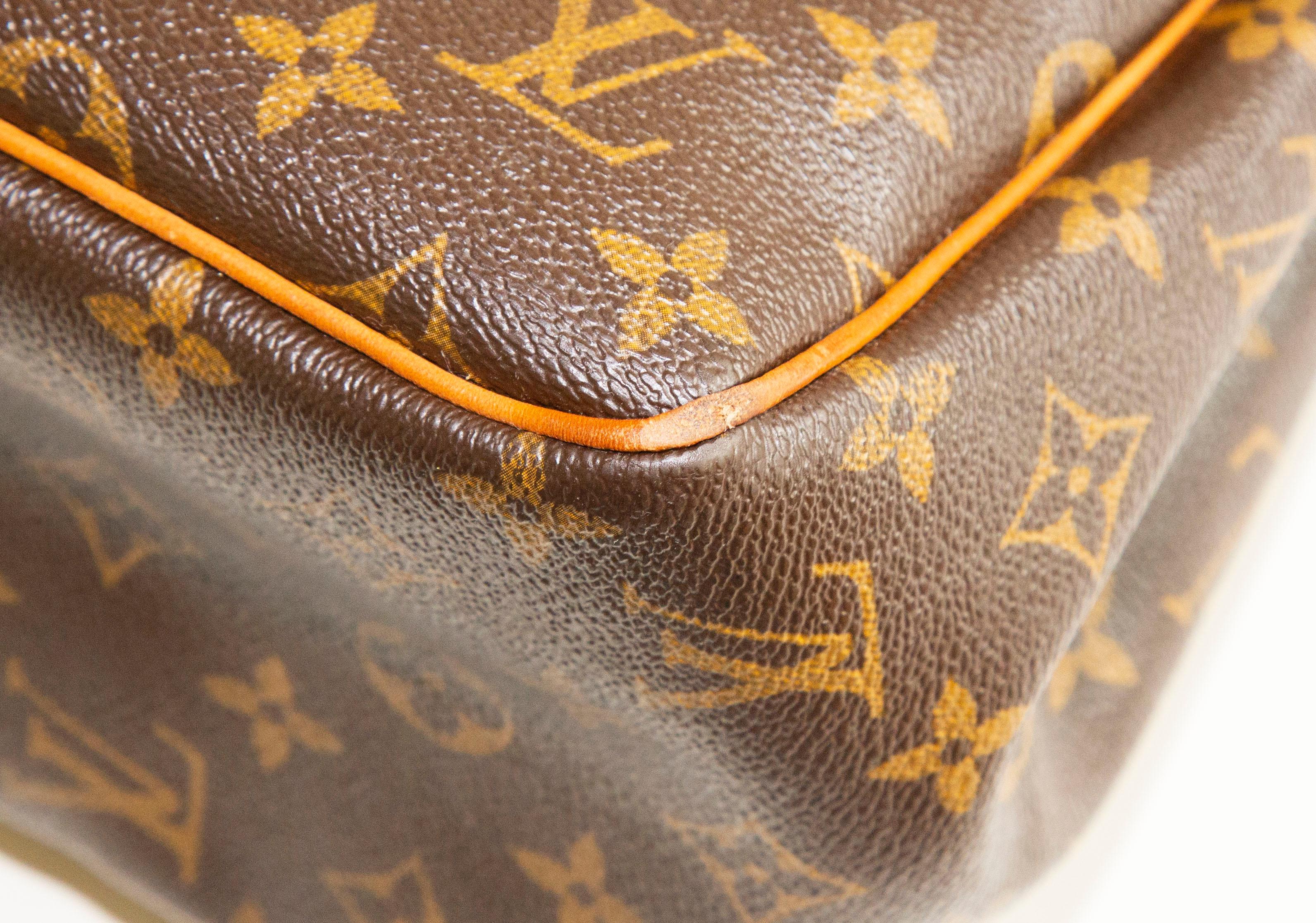 Louis Vuitton - Sac à bandoulière en toile enduite à monogramme vertical Batignolles en vente 2