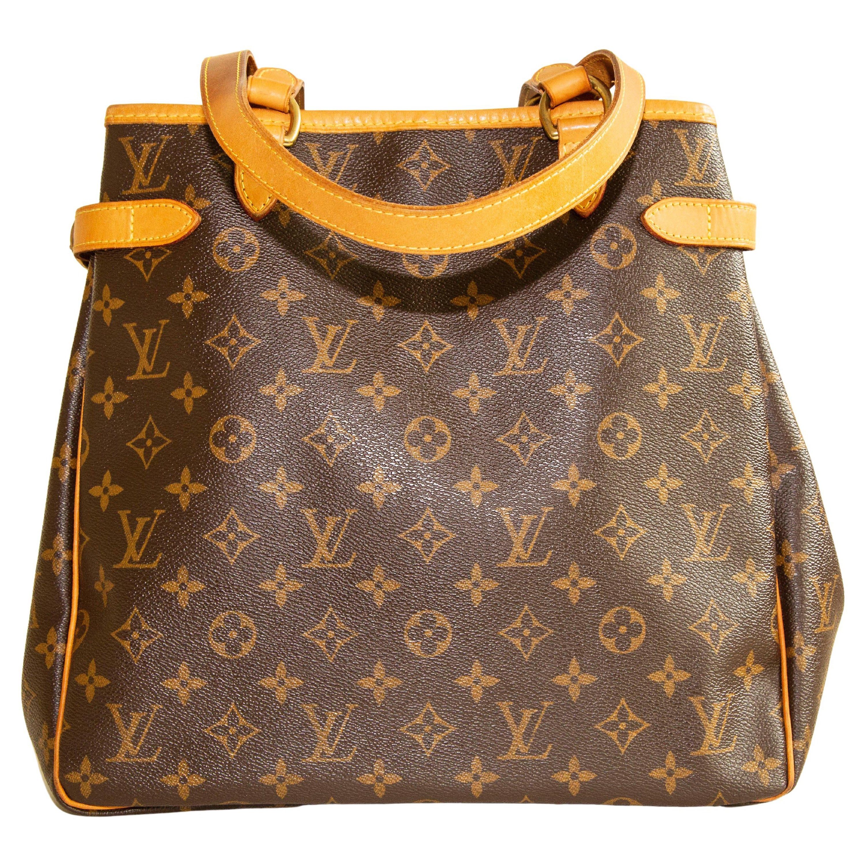 Umhängetasche aus beschichtetem Segeltuch mit vertikalem Monogramm von Louis Vuitton Batignolles im Angebot
