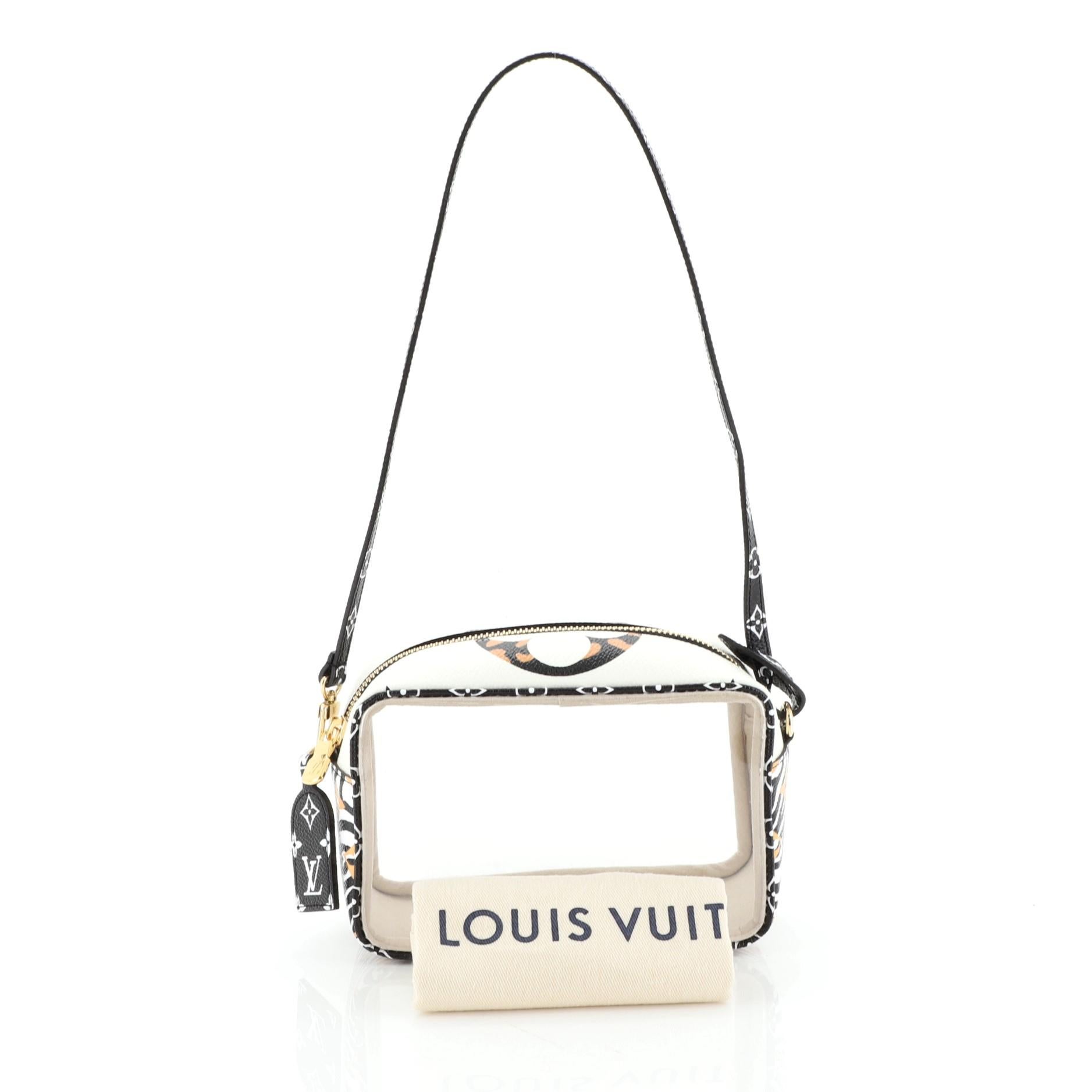 This Louis Vuitton Beach Pouch Limited Edition Jungle Monogram Giant, crafted from clear PVC and white coated canvas, features shoulder strap, and gold tone hardware. Its zip closure opens to a neutral microfiber and PVC interior. Authenticy code