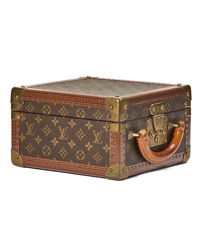 Beauty firmato Louis Vuitton, modello rigido, realizzato in tela marrone con la classica fantasia Monogram, arricchito da inserti in pelle naturale e partials metalliche dorate. Doté d'une chiusura pratica ad incastro, internamente rivestito in