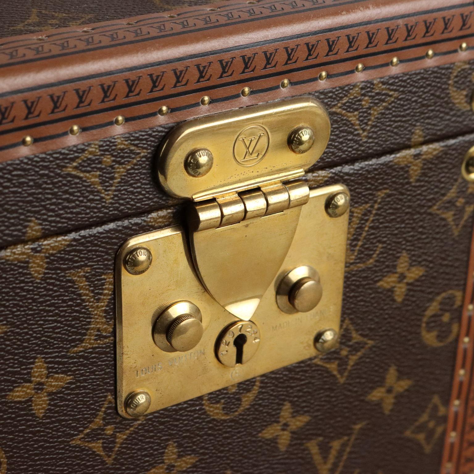 Louis Vuitton Kosmetiktasche (Boîte à flacons), bezogen mit Monogram-Leinwand. Die Beschläge sind aus Messing, die Nägel sind eingebrannt. Innen mit Spiegelkasten, Lederschlaufen für Flaschen und Originaletikett mit eindeutiger Produktnummer