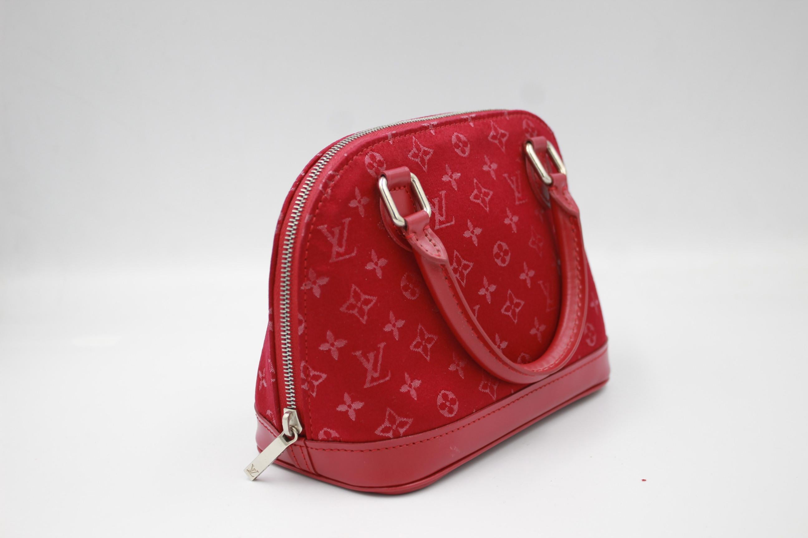 Louis Vuitton bébé Alma in red satin ( 2013 )
Red leather finishes.
Good conditions, some stains on the inside
15cm x 12cm x 7cm 

