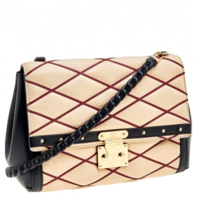It is every woman's dream to own a Louis Vuitton handbag as appealing as this one. Coming from Louis Vuitton, this Malletage Pochette bag brings never-ending grace and poise to your style. It is made from beige-black leather with a gold-toned