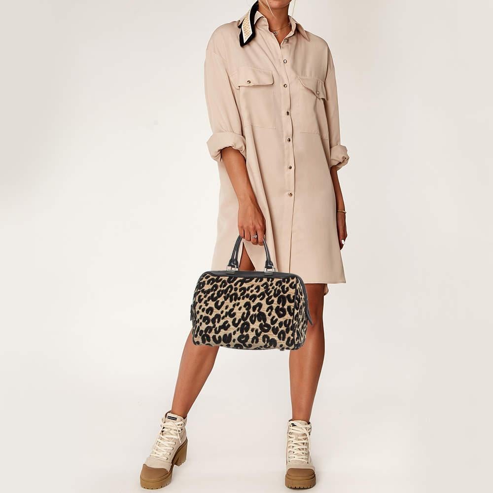 Ensure your day's essentials are in order and your outfit is complete with this Louis Vuitton Stephen Sprouse Speedy bag. Crafted using the best materials, the bag carries the maison's signature of artful craftsmanship and enduring