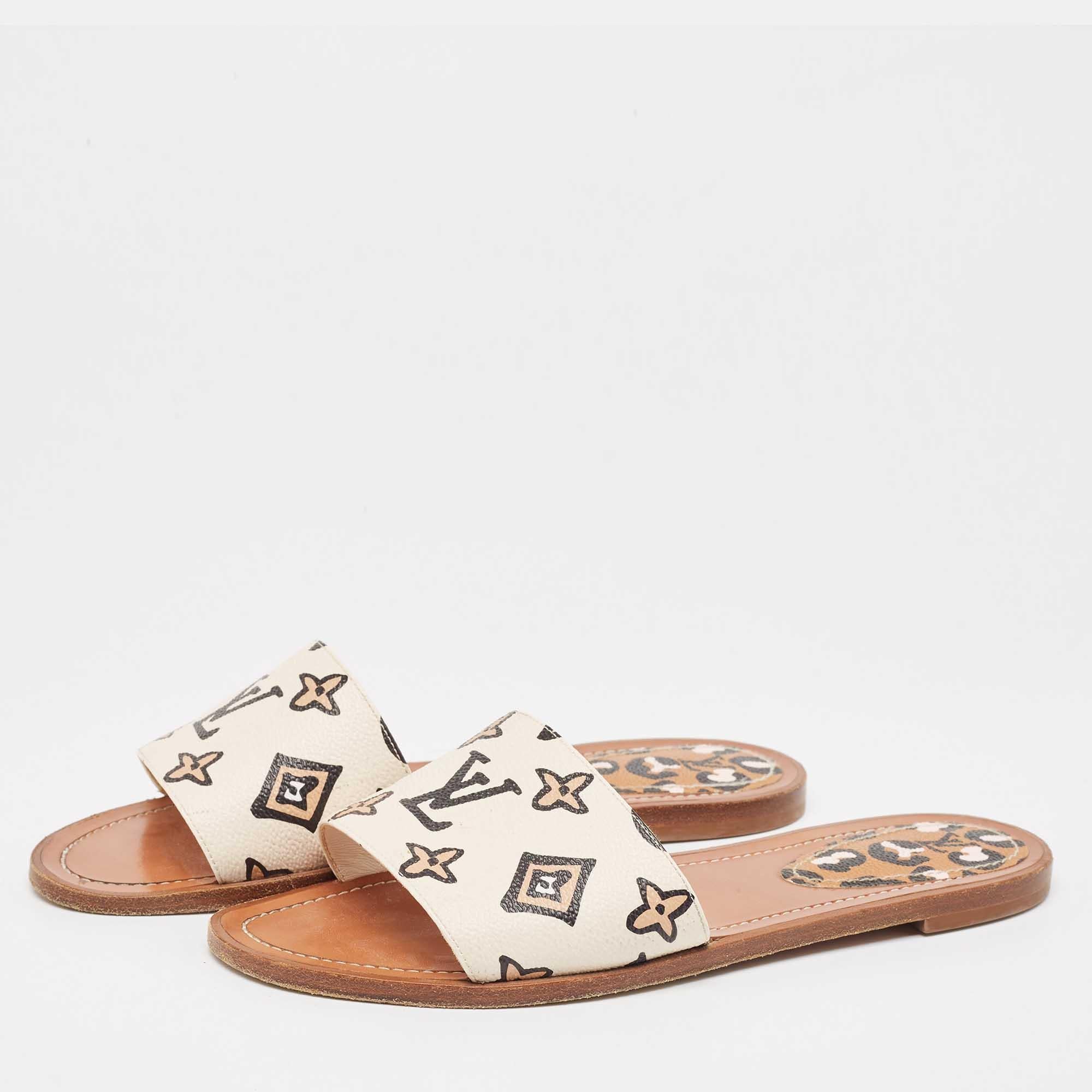 These sandals will frame your feet in an elegant manner. Crafted from quality materials they display a classy design and comfortable insoles.
