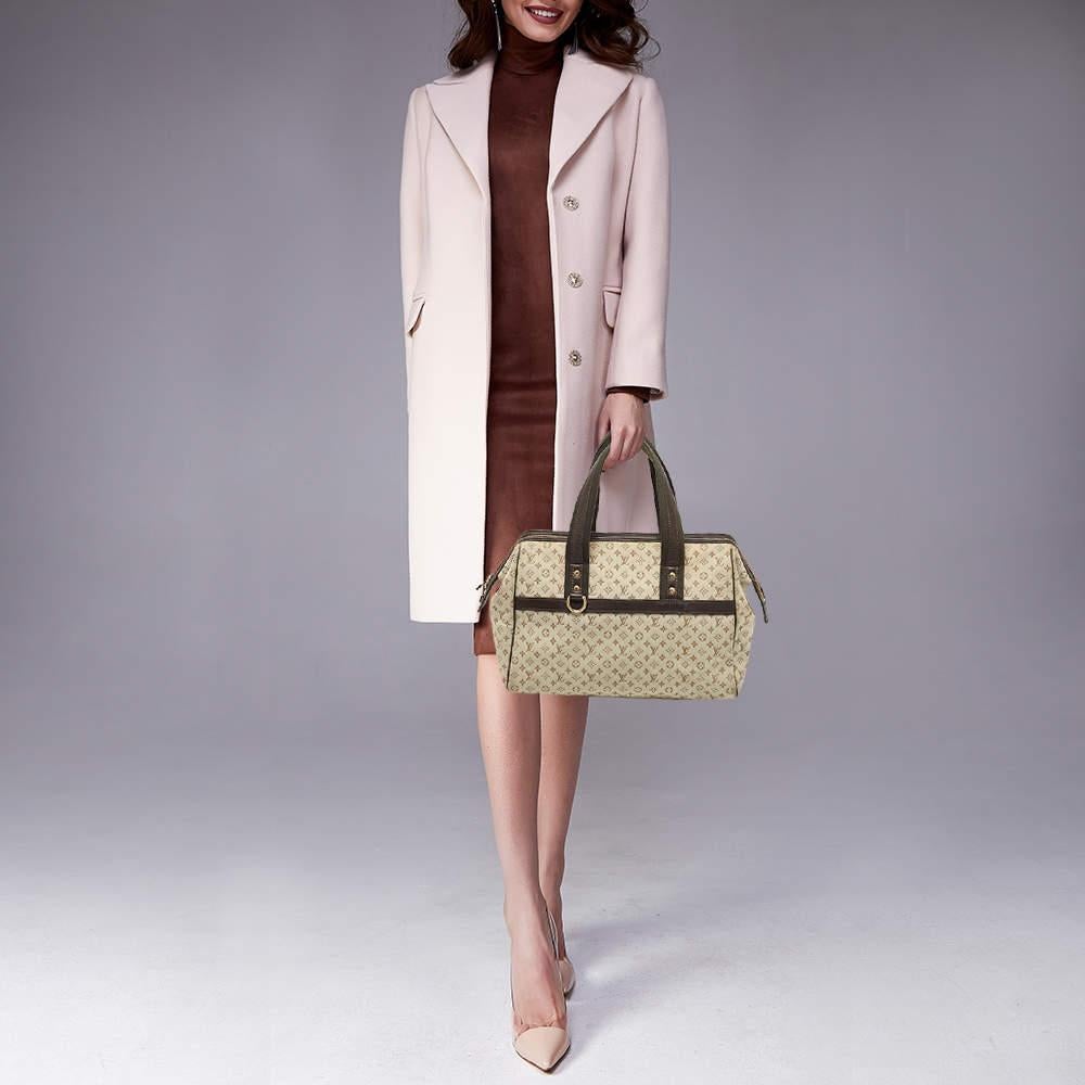 Designer bags are ideal companions for ample occasions Here we have a fashion meets functionality piece crafted with precision. It has been equipped with a well sized interior that can easily fit your small essentials.