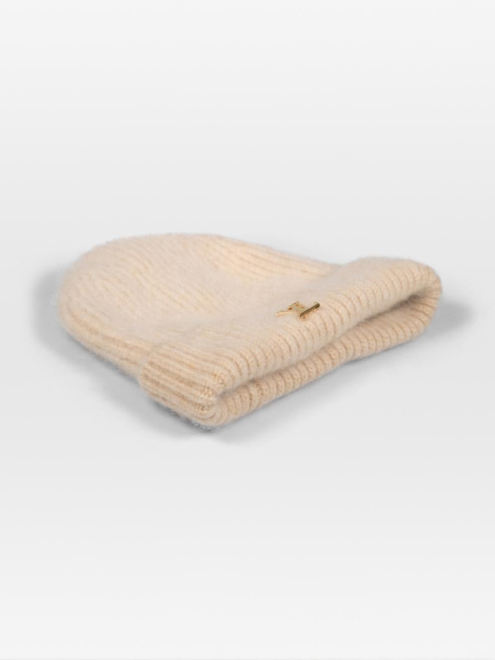 CONDITION is Very good. Minimal wear to the hat is evident. Scratching to the centre front metal designer logo on this used Louis Vuitton designer resale item.
 
 Details
 
 
 Beige¬†
 
 Cashmere
 
 Beanie
 
 Rolled
 
 LV gold hardware
 
 
 
Made in