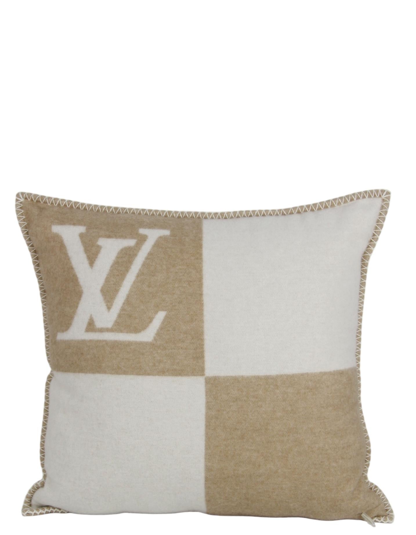 Cuscino Louis Vuitton Beige/Crema Checkmate. Con chiusura a zip e cuciture a contrasto sui bordi.

Prodotto in: Regno Unito
Colore: beige, crema
Materiali: 90% lana, 10% cashmere
Condizioni generali: Eccellente condizione di usato

Misure:
19.75