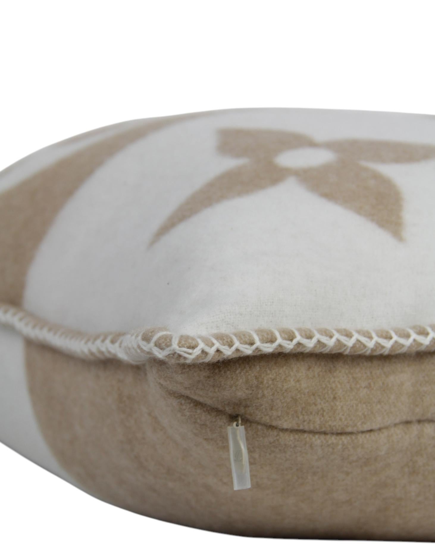 Marrone Cuscino Louis Vuitton Beige/Crema in Lana e Cashmere Checkmate in vendita