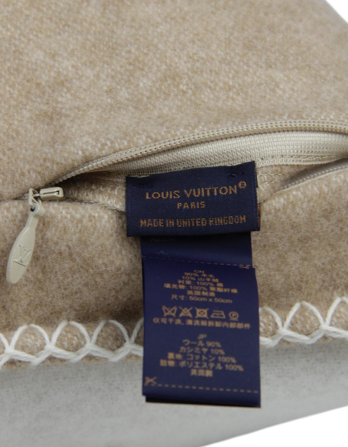 da uomo o donna Cuscino Louis Vuitton Beige/Crema in Lana e Cashmere Checkmate in vendita