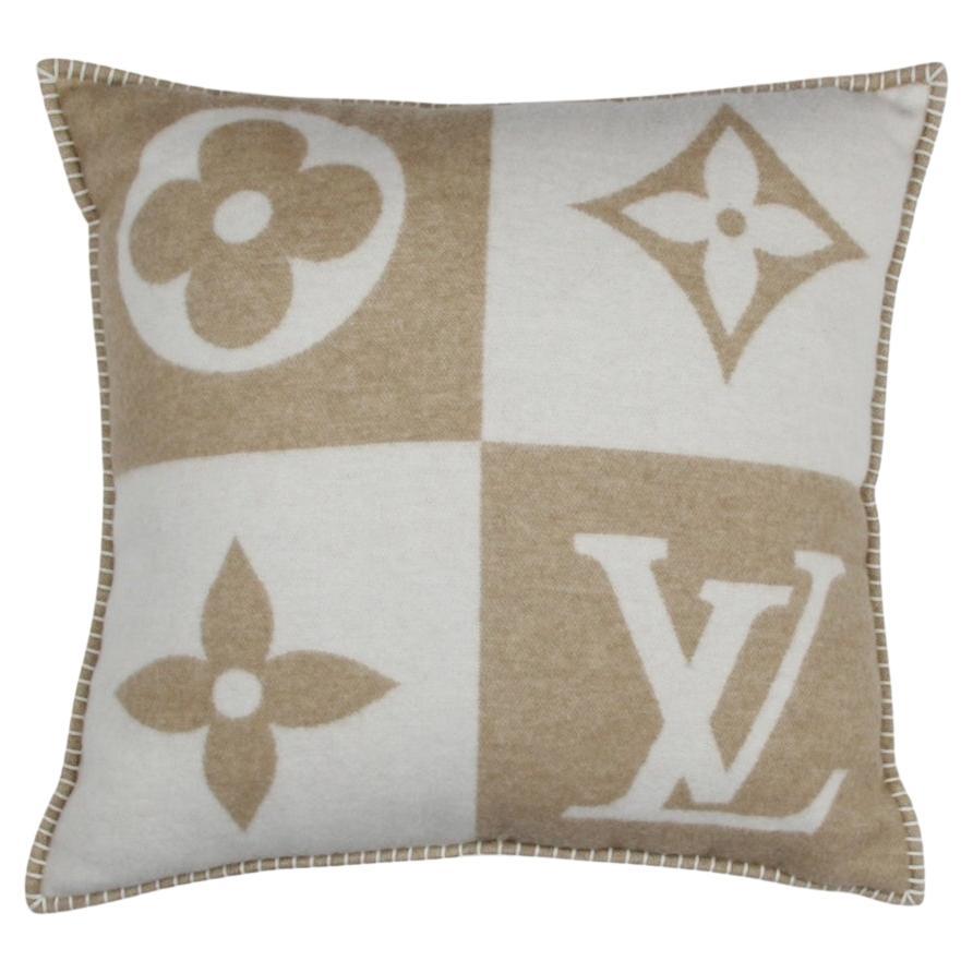 Checkmate-Kissen aus Wolle und Kaschmir in Beige/Creme von Louis Vuitton