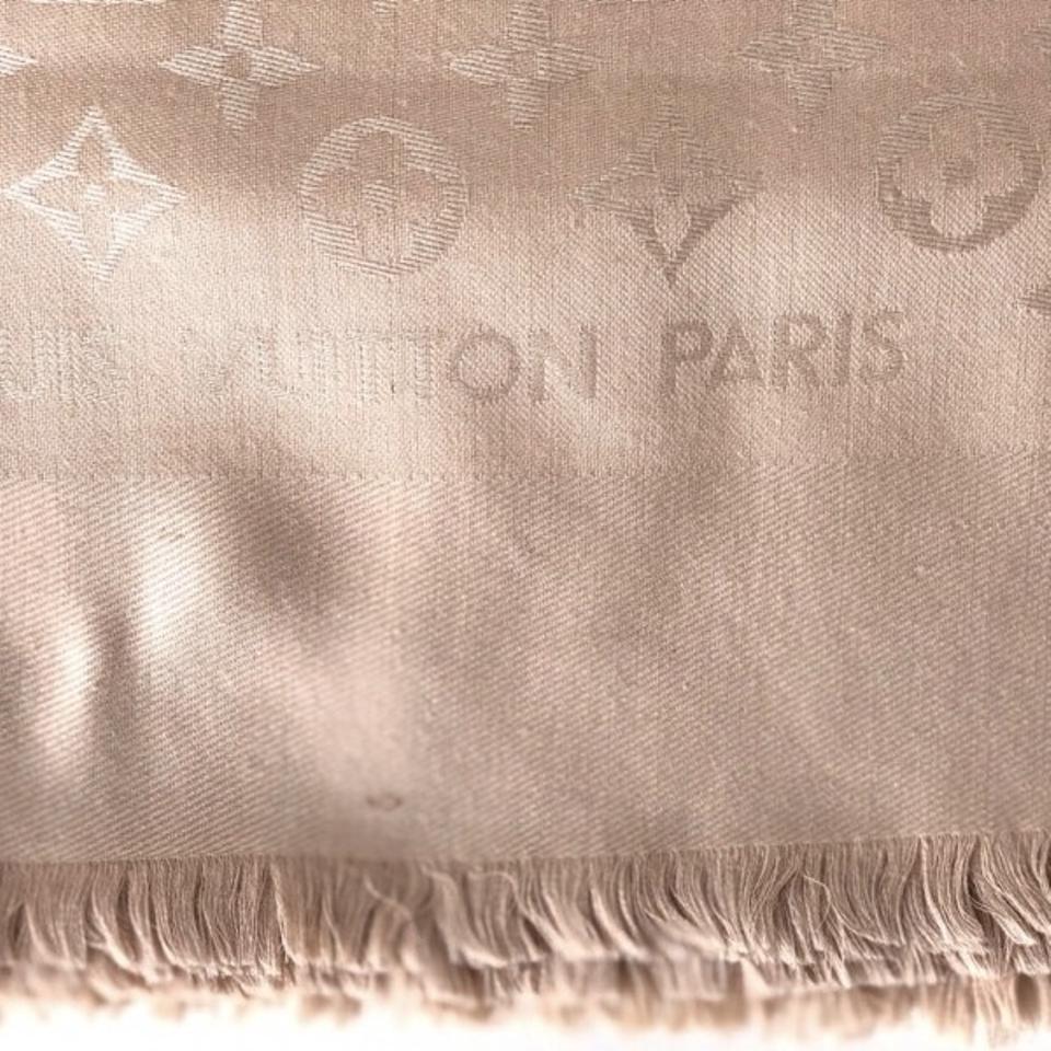 Louis Vuitton Beige/Dune Monogram Shawl Scarf/Wrap Scarf Size 56X56
Authentic Louis Vuitton Beige/Dune Monogram Shawl Scarf/Wrap in great condition. no pulls in fabric. Made in Italy. 56