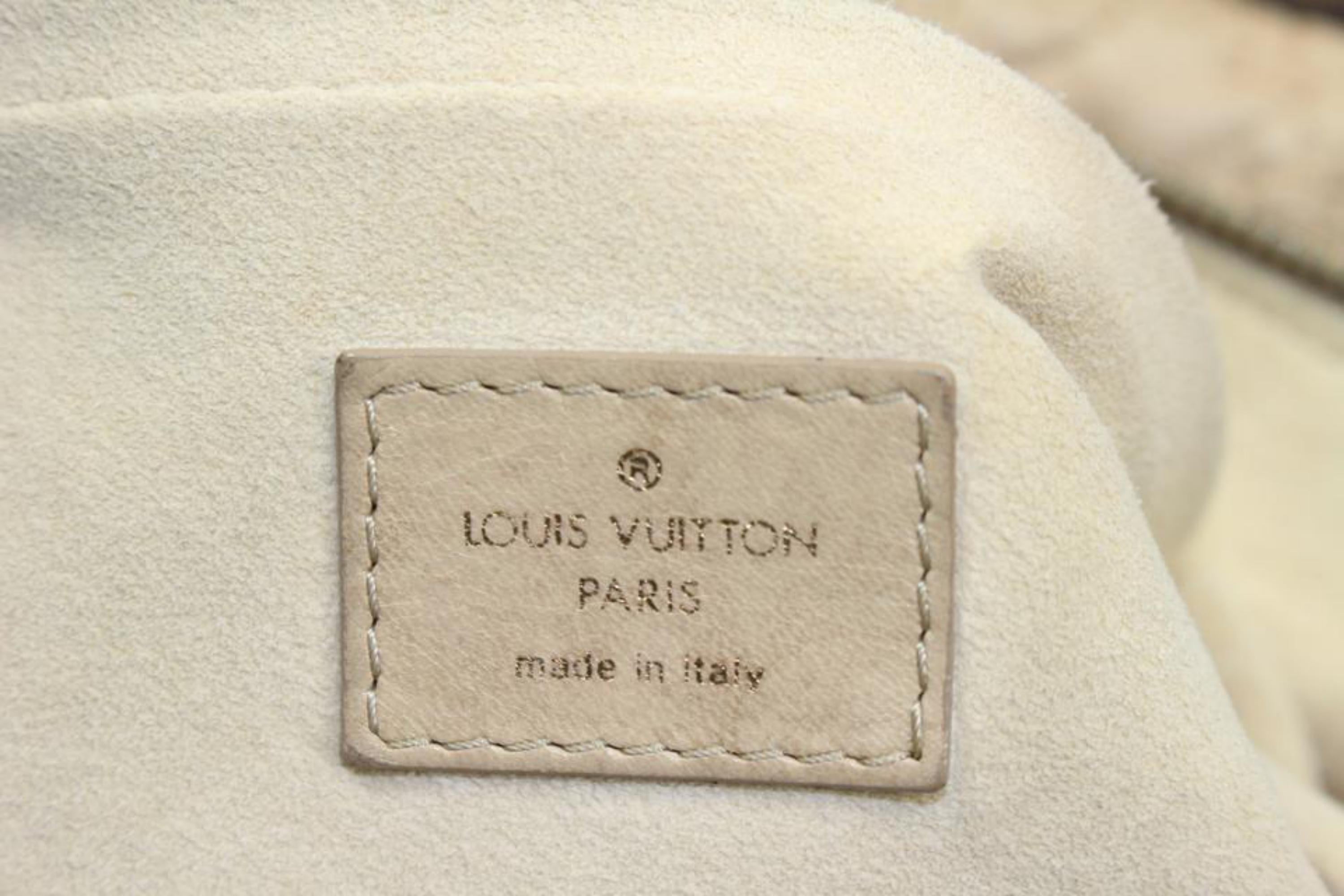 Beige Louis Vuitton - Sac à main Croissant Olympe en cuir beige écru avec monogramme 28lk324 en vente