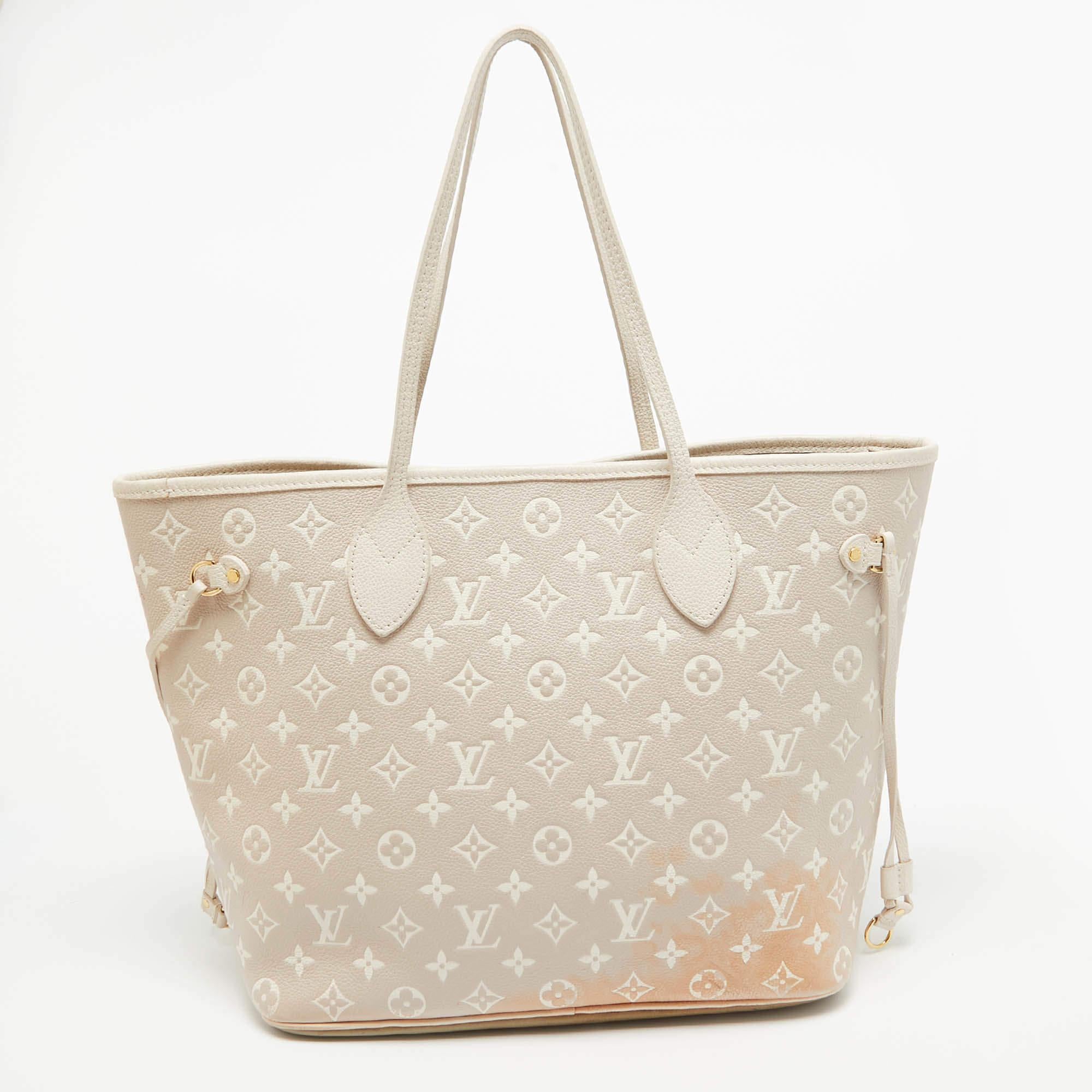 Die Tradition des Modehauses, gepaart mit modernem Design, macht diese Neverfull MM zu einem Unikat. Es ist ein fabelhaftes Accessoire für den täglichen Gebrauch.

Enthält: Original-Staubbeutel
