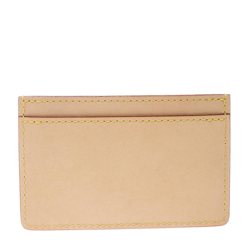 Fonctionnel et élégant, ce porte-cartes Earth Trunks de Louis Vuitton est votre prochain achat. Confectionné en cuir véritable, ce porte-cartes de couleur beige est orné d'un imprimé intéressant représentant une malle stationnée au sommet de la