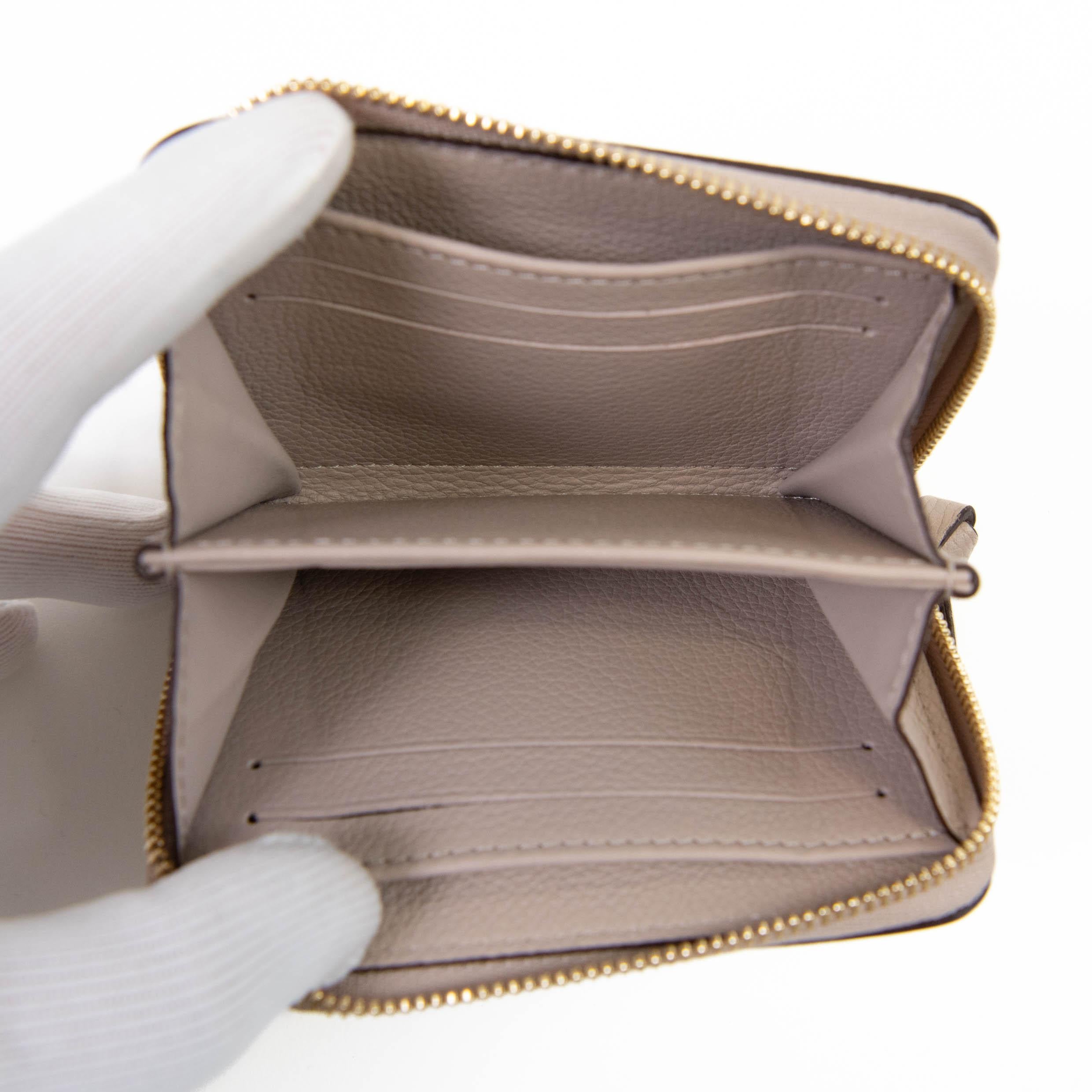 Louis Vuitton Beige Leather Lockme Zippy Coin Purse In Excellent Condition In Corona Del Mar, CA