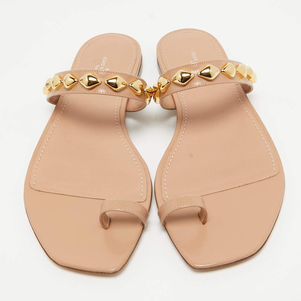 This Louis Vuitton pair is designed in such a way that people will halt and admire. These flats have embellishments in gold-tone across the vamps and leather toe rings. Appealing and high on comfort, this pair is a worthy buy!

