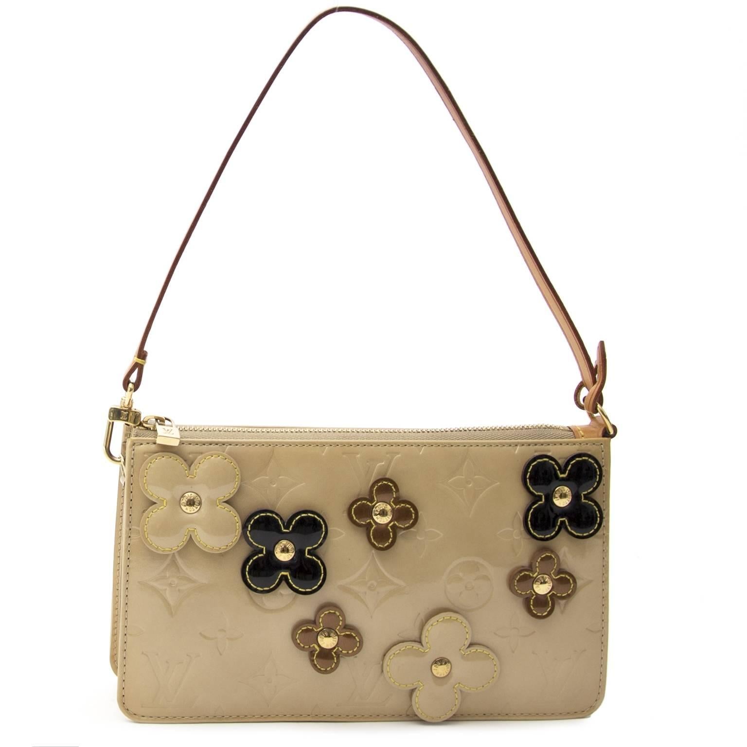 Hard To Find Louis Vuitton Beige Lexington Fleurs Pochette accessory pouch.

The pochette is made out of beige patent leather, with the typical Louis Vuitton flowers.

You can wear it on your shoulder or as a clutch for the evening.

It is in very