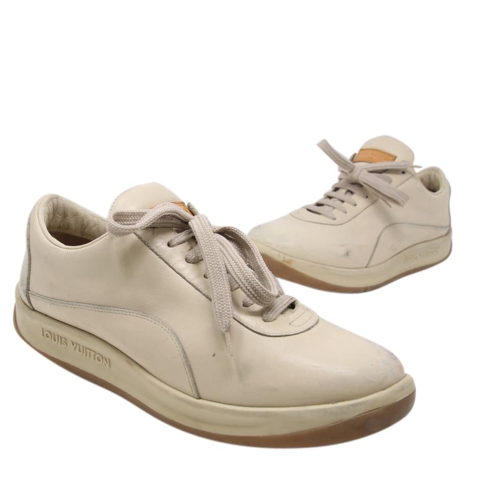 Louis Vuitton Beige Classic Lv Men's Calfskin Leather Lace Up Leisure Size 39.5 Shoes

These stylish men's sneakers are crafted of luxurious calfskin leather in beige. These feature a leather matching stripe along each side of shoes. These sneakers