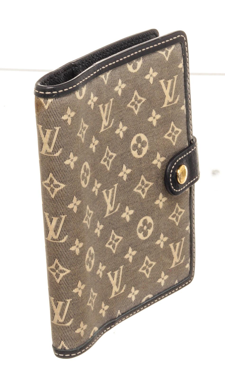 Louis Vuitton Beige Monogram Agenda PM Wallet with monogram canvas, gold-tone hardware, trim tan vachetta, leather leather lining, interior three compartments pocket and snap closure.


43551MSC