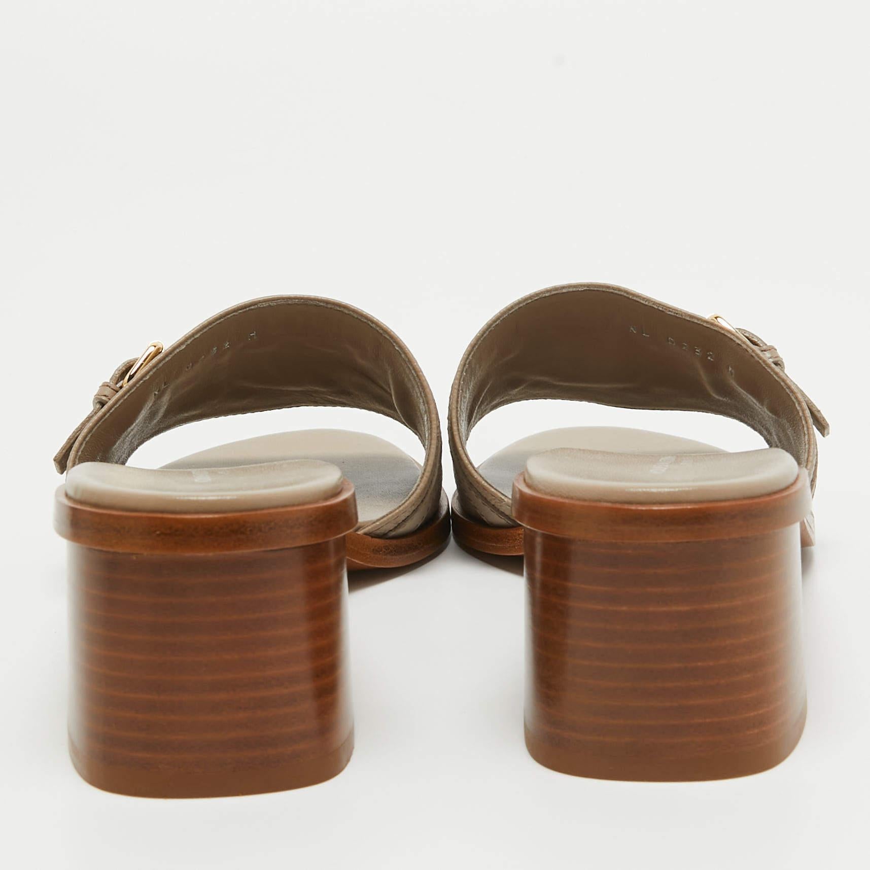 Louis Vuitton Beige Monogram Embossed Leather Block Heel Slide Sandals Size 40 For Sale 3