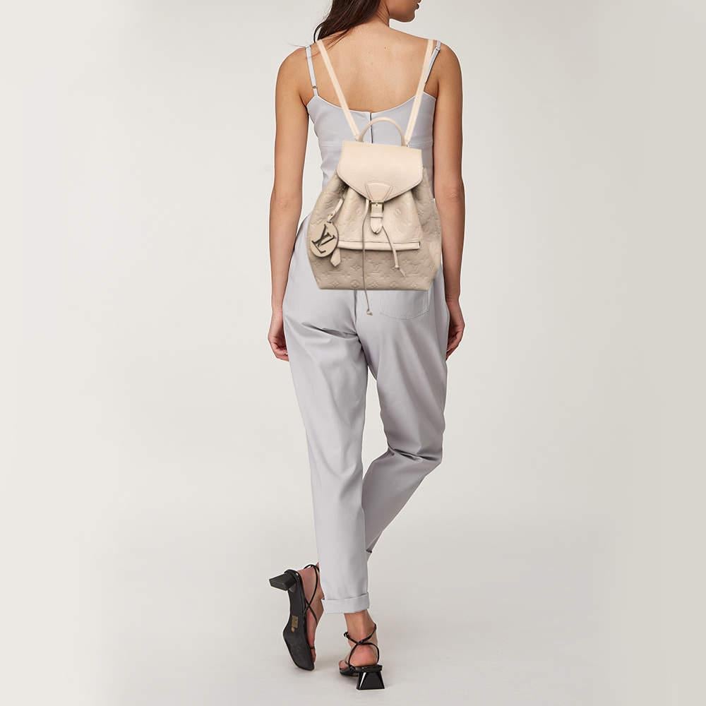 Marqué par une fabrication impeccable et un attrait durable, ce sac à dos Louis Vuitton pour femme est un accessoire polyvalent et durable. Sa taille est pratique.