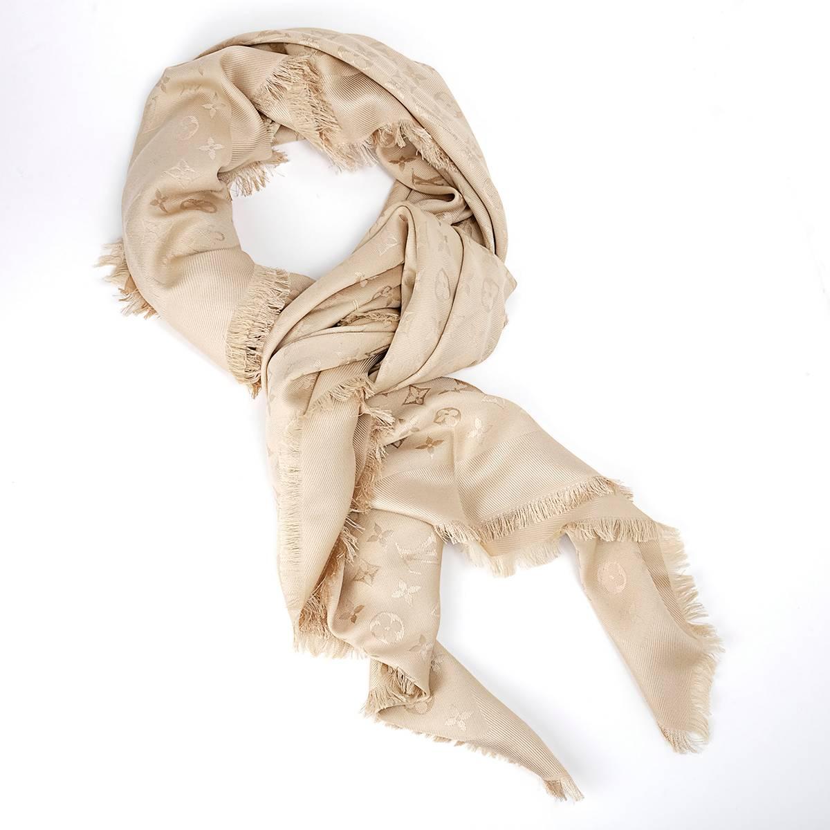 This is a Classic 140 x 140 cm scarf in 60% silk and 40% wool monogram. 
The item is new, never worn.