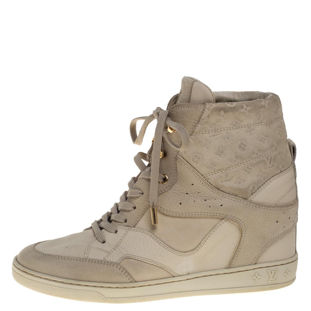 These stunning Louis Vuitton wedge sneakers will be the perfect statement sporty and casual shoes for both regular and party use. Constructed in beige-embossed monogram suede along with leather, these shoes feature lace-ups on the front and 7.5 cm
